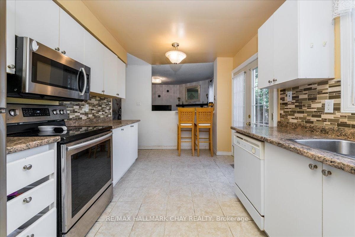 1018 MACLEAN Street photo 7