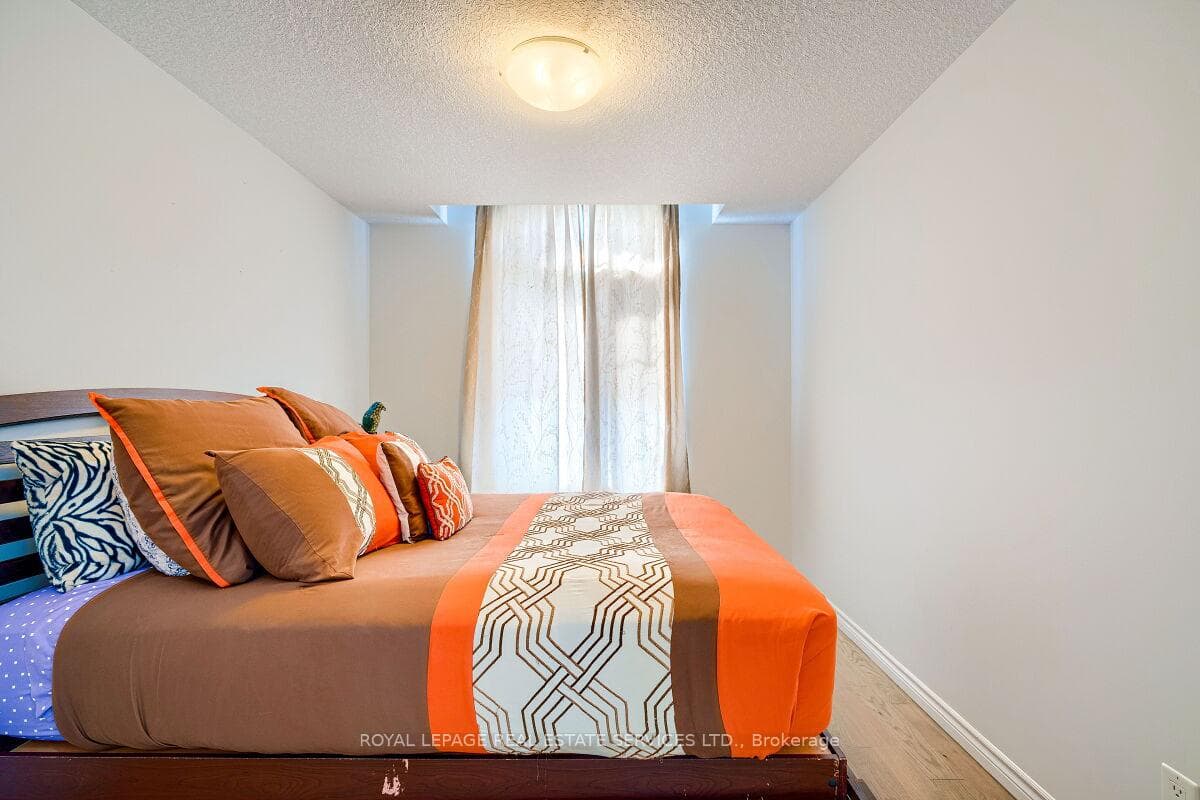 573 Forman Avenue photo 34