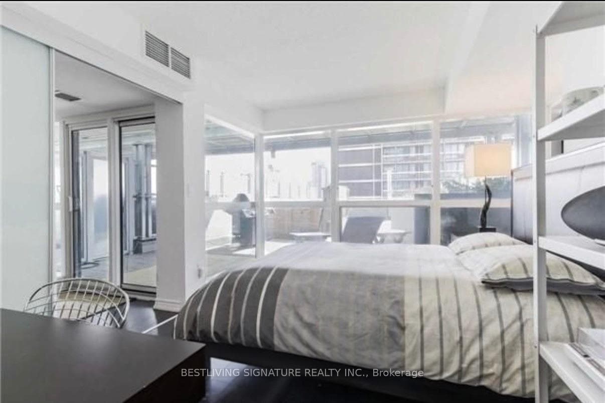 386 Yonge Street Unit 1409 photo 8