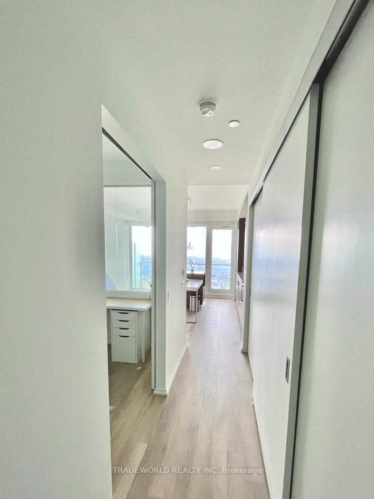197 Yonge Street Unit 5303 photo 6