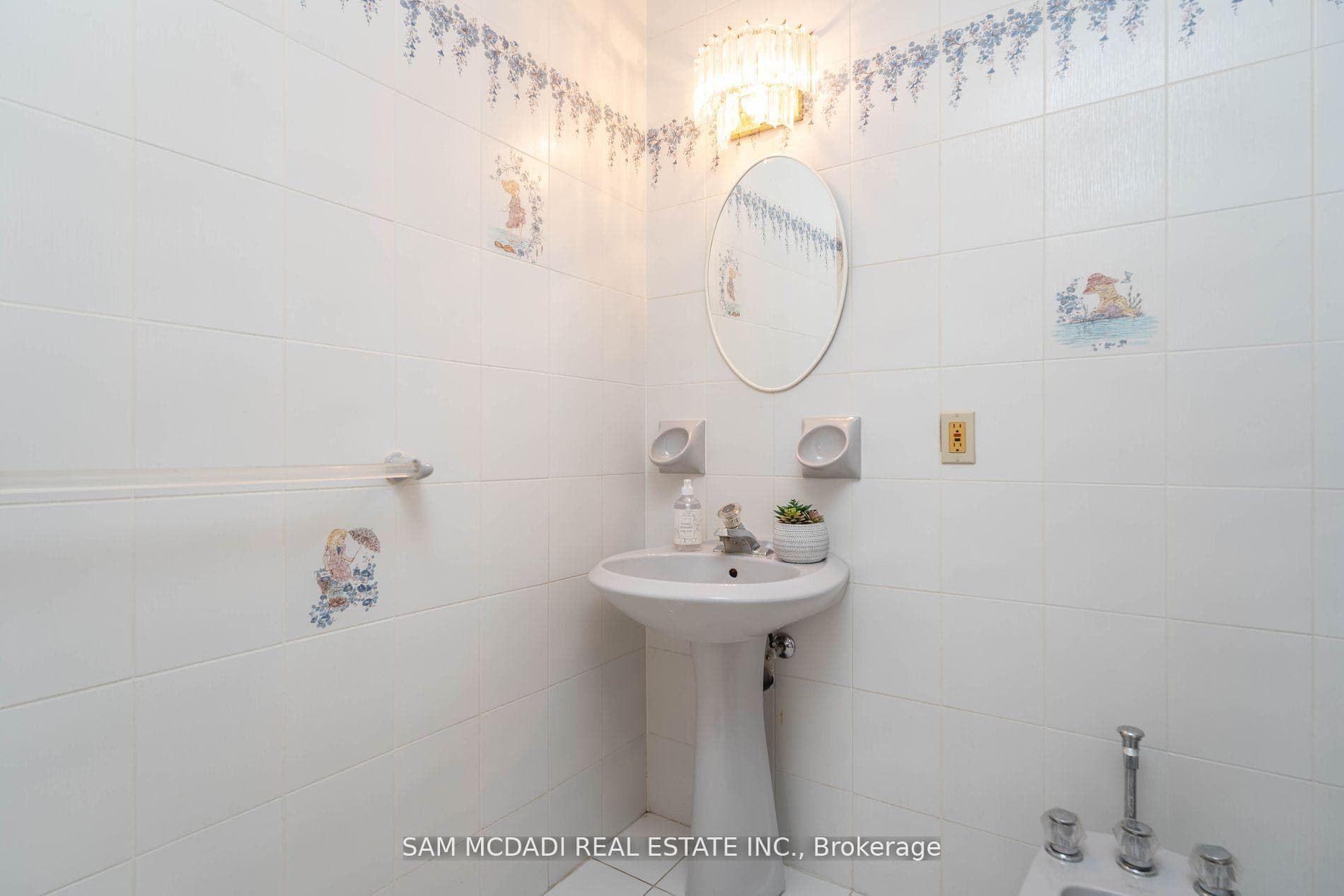 1548A Carolyn Road photo 23