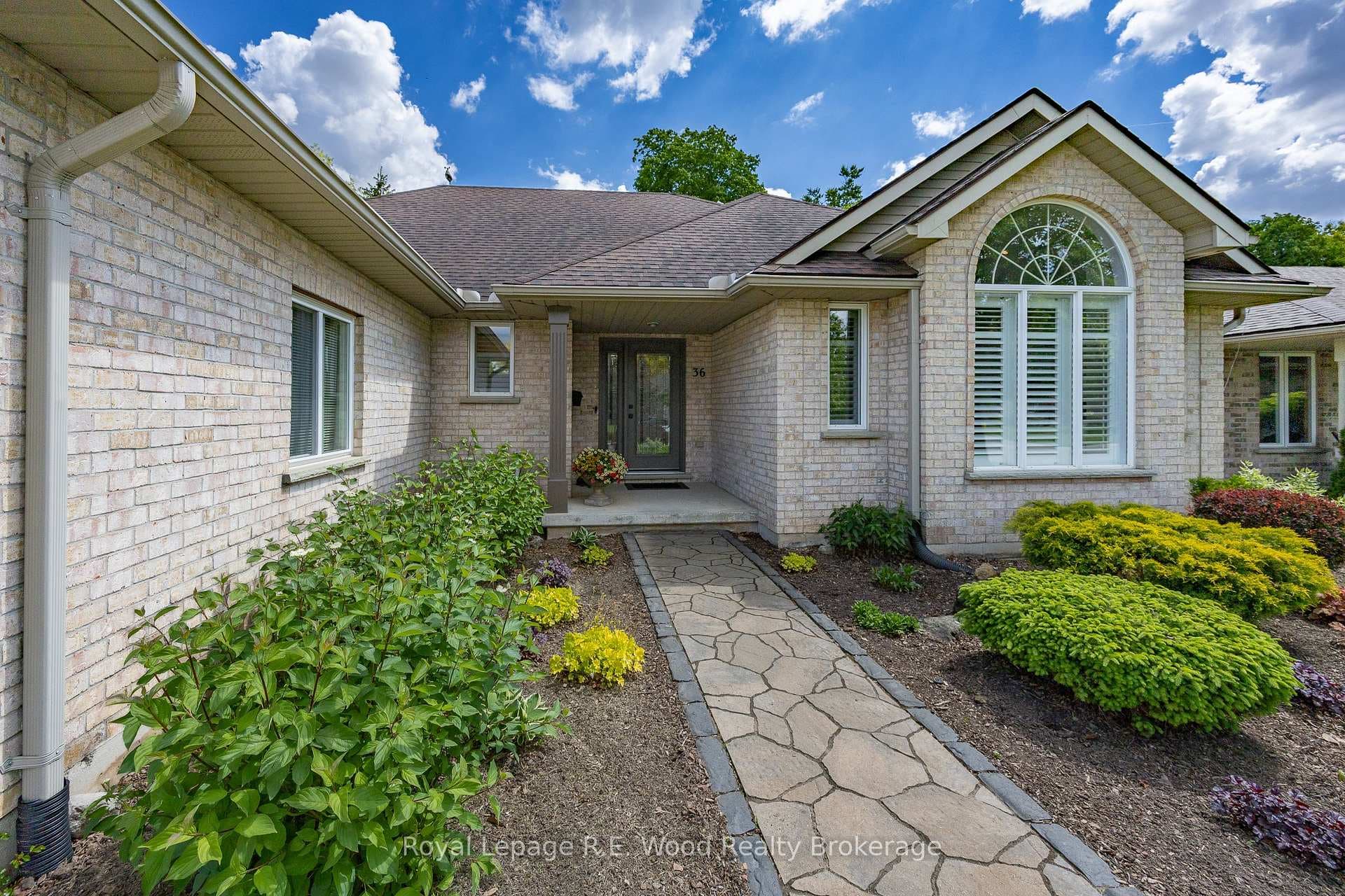 36 Woodland Crescent photo 3