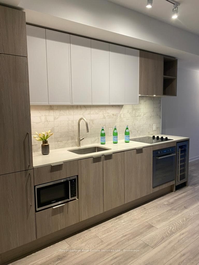 2020 Bathurst Street Unit 540 photo 1
