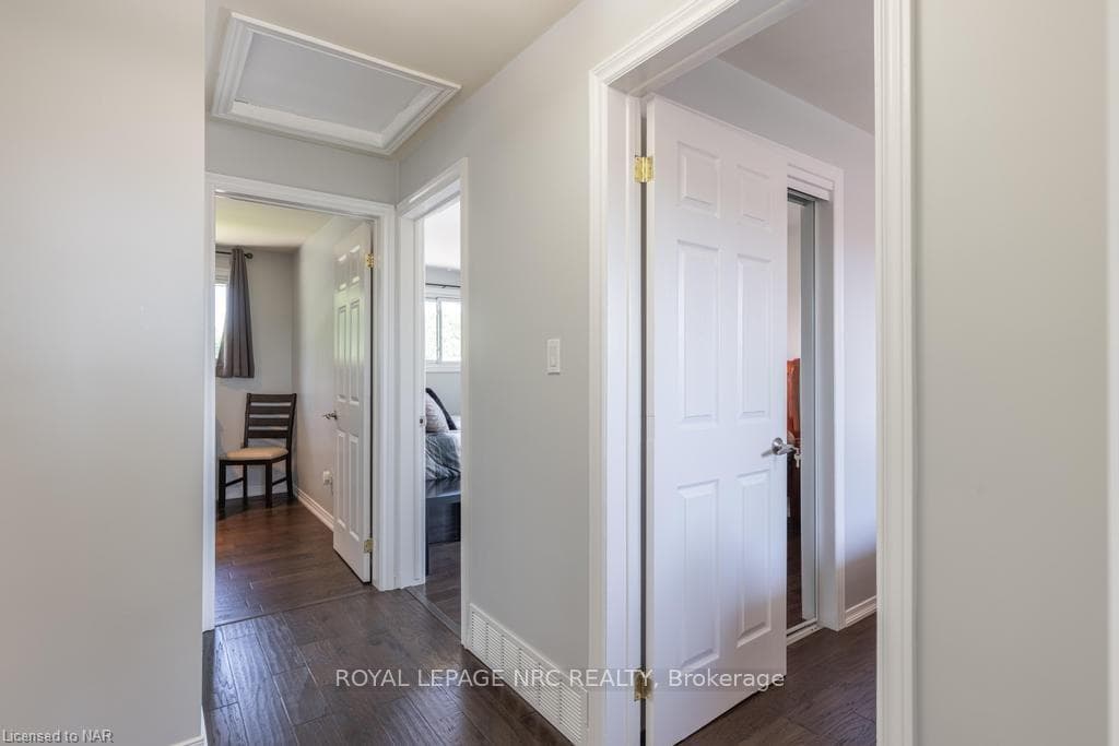 2 ANCASTER Boulevard photo 20