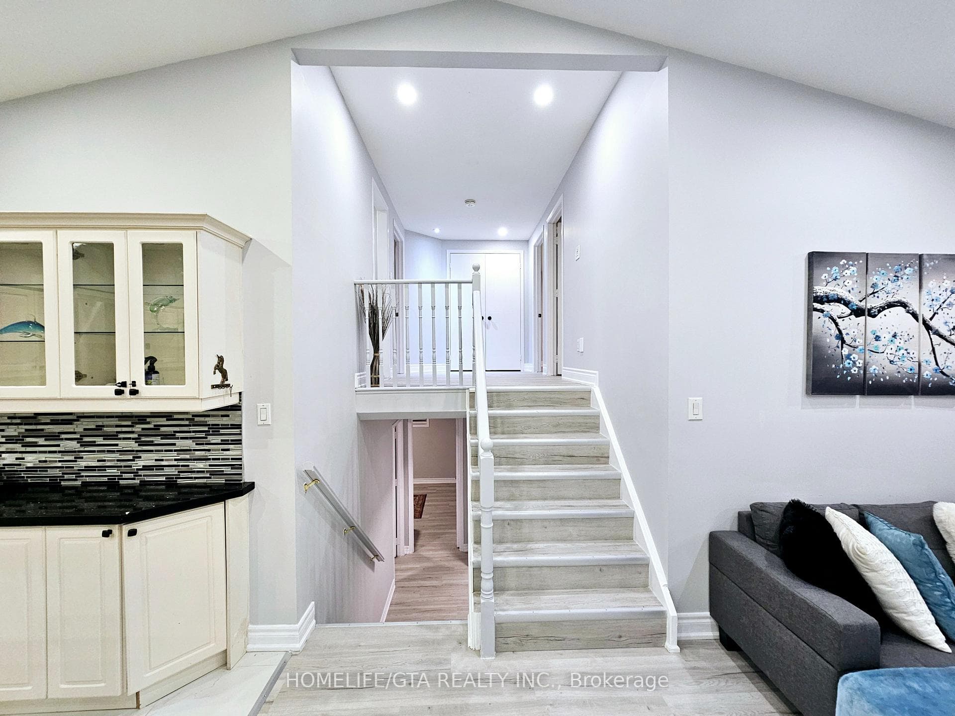 1860 Dalhousie Crescent photo 14