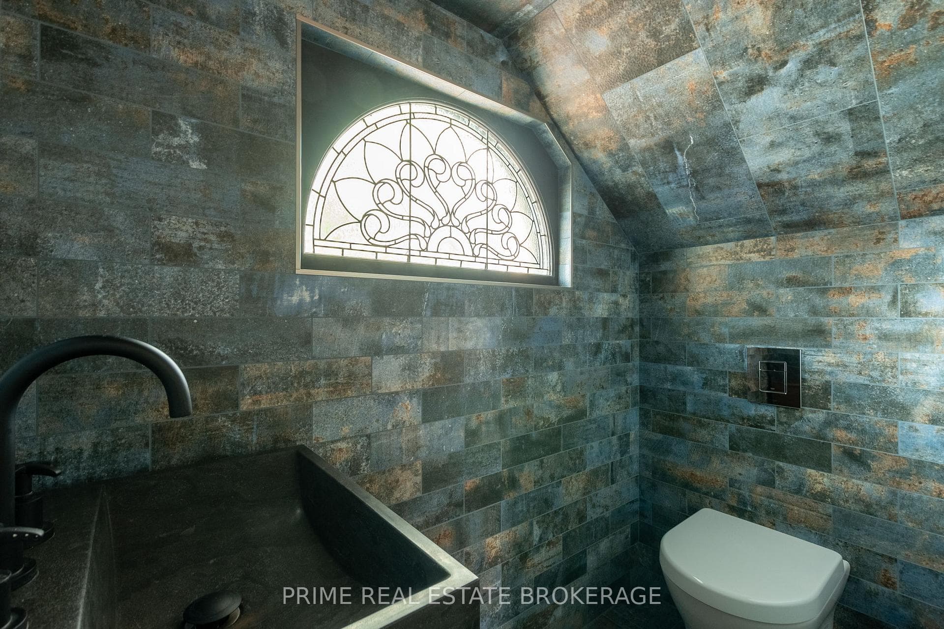 496 Waterloo Street photo 9