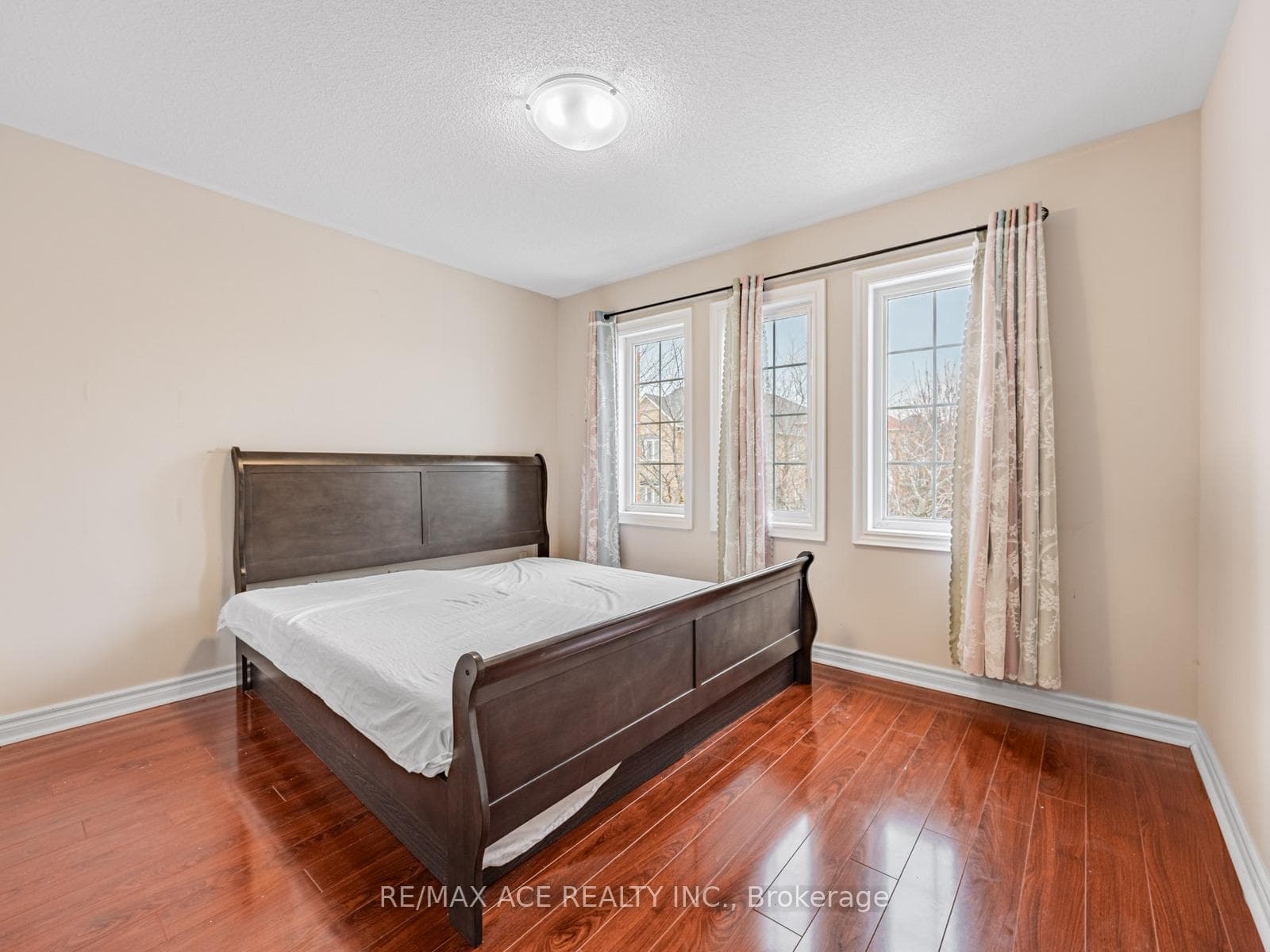 51 Styles Crescent photo 17