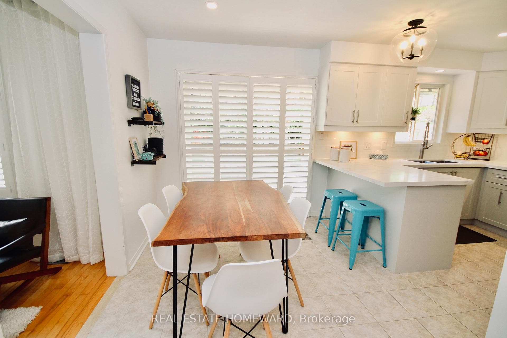 1387 Ashgrove Crescent photo 11