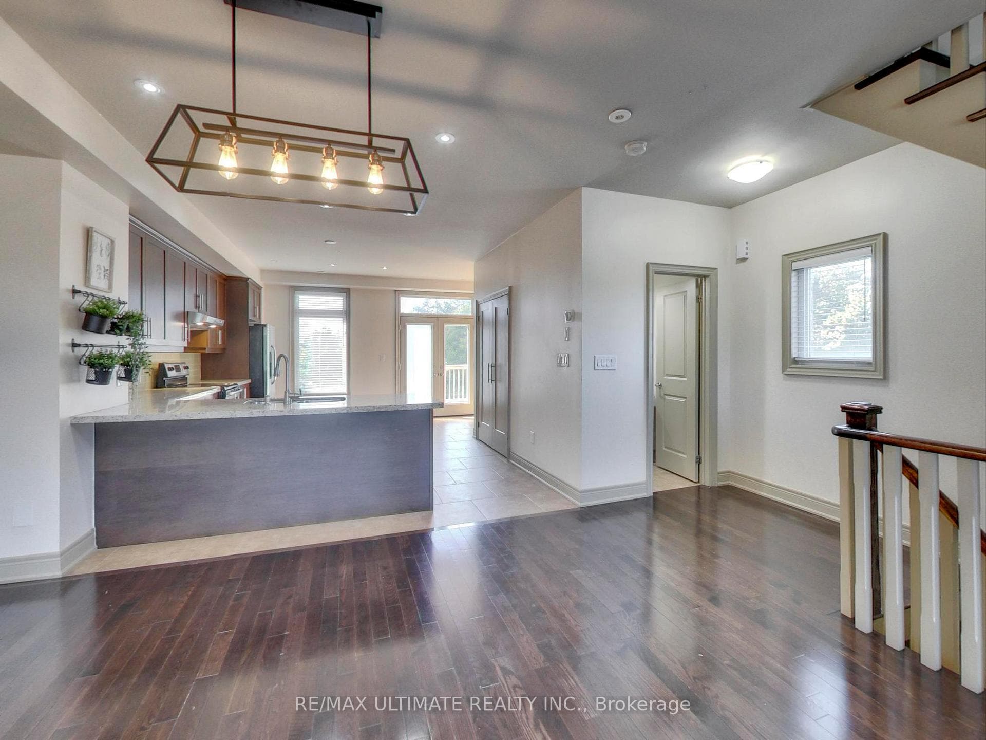 62 Monclova Road Unit Upper photo 9