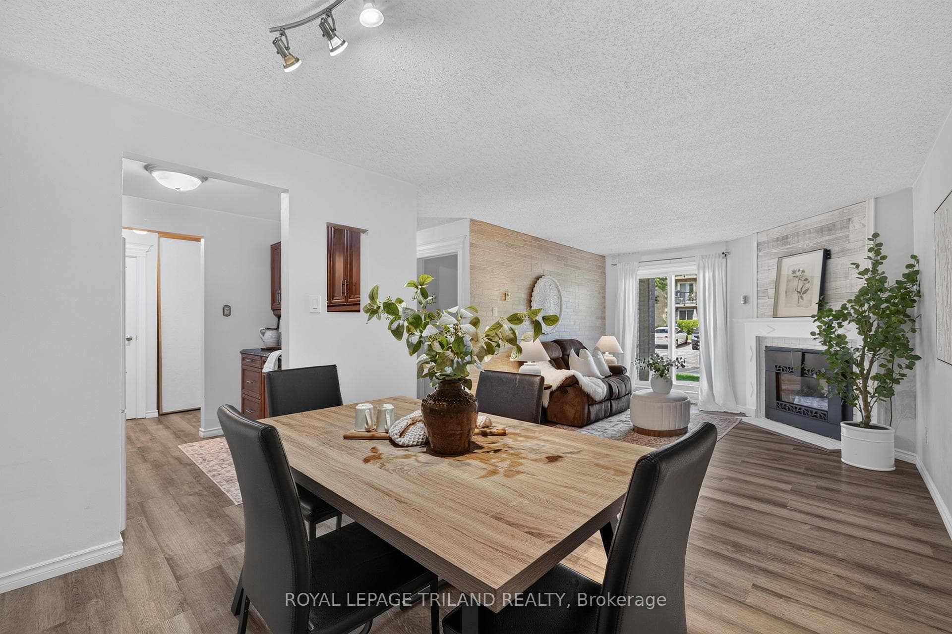 735 Deveron Crescent Unit 102 photo 11