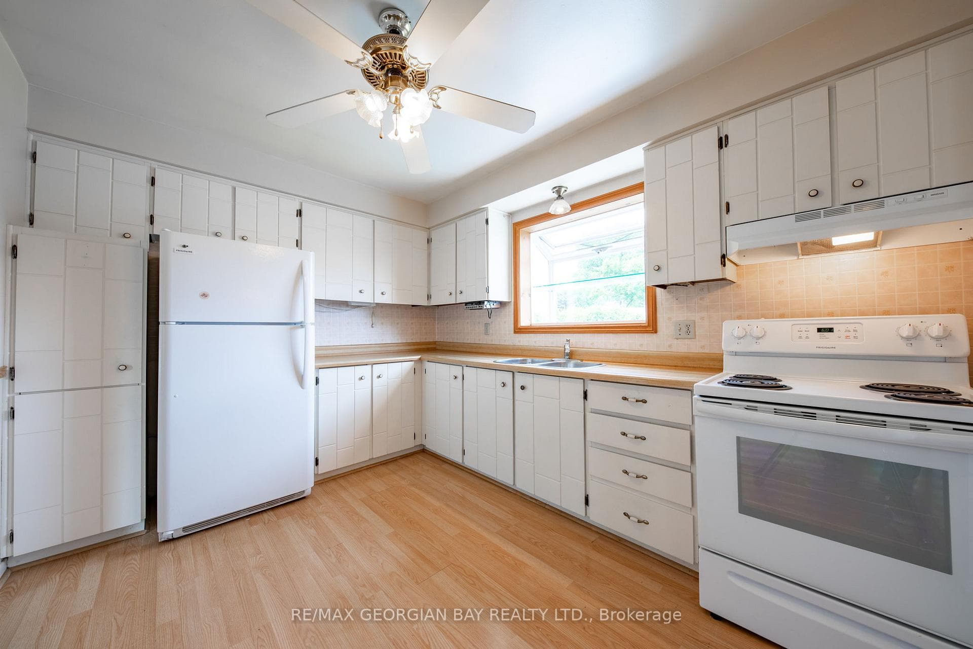 1004 Glen Bogie Crescent photo 11