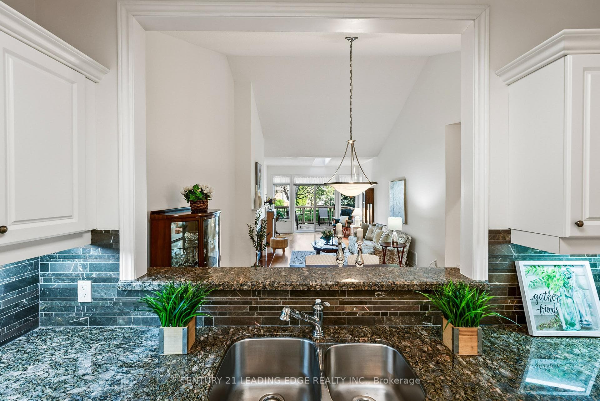 OVERLOOKS DINING ROOM