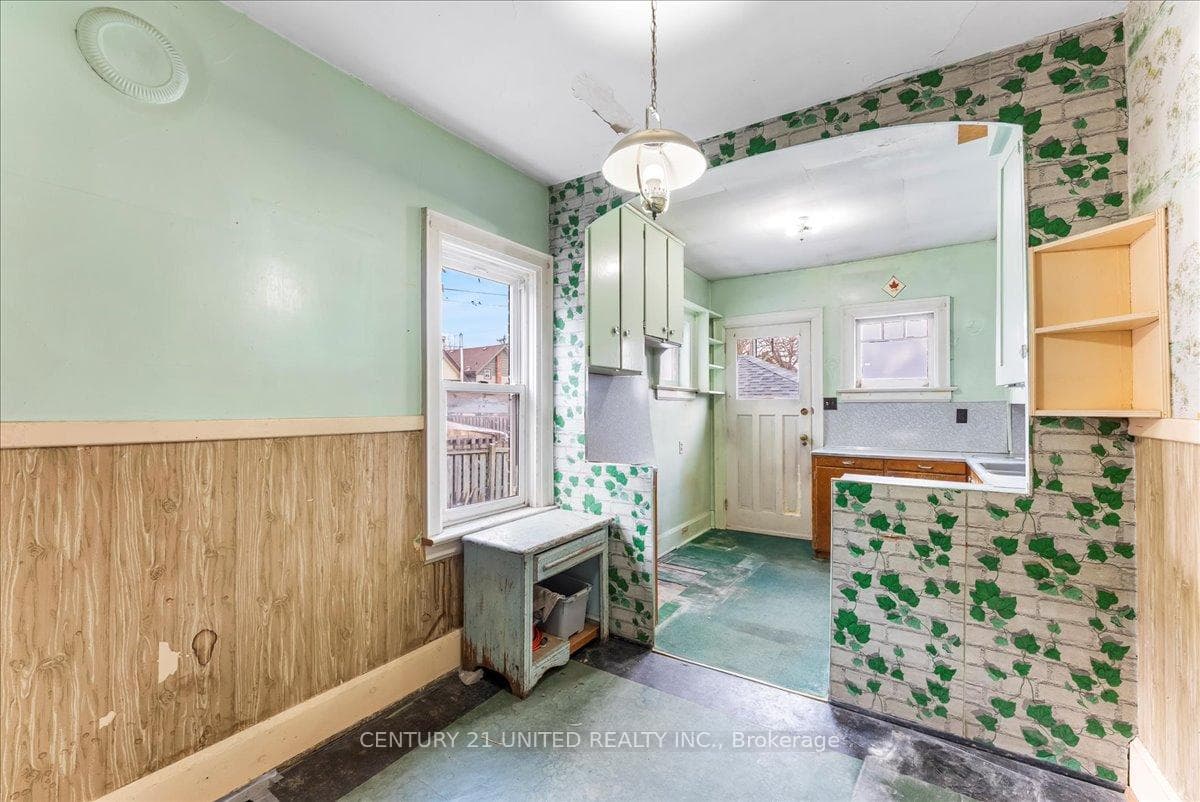 590 Douglas Avenue photo 12