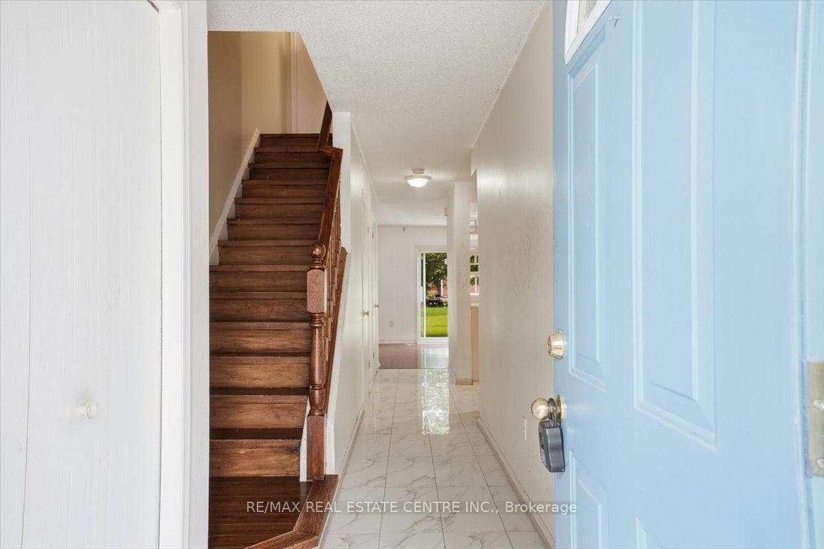 15 Roehampton Crescent photo 5