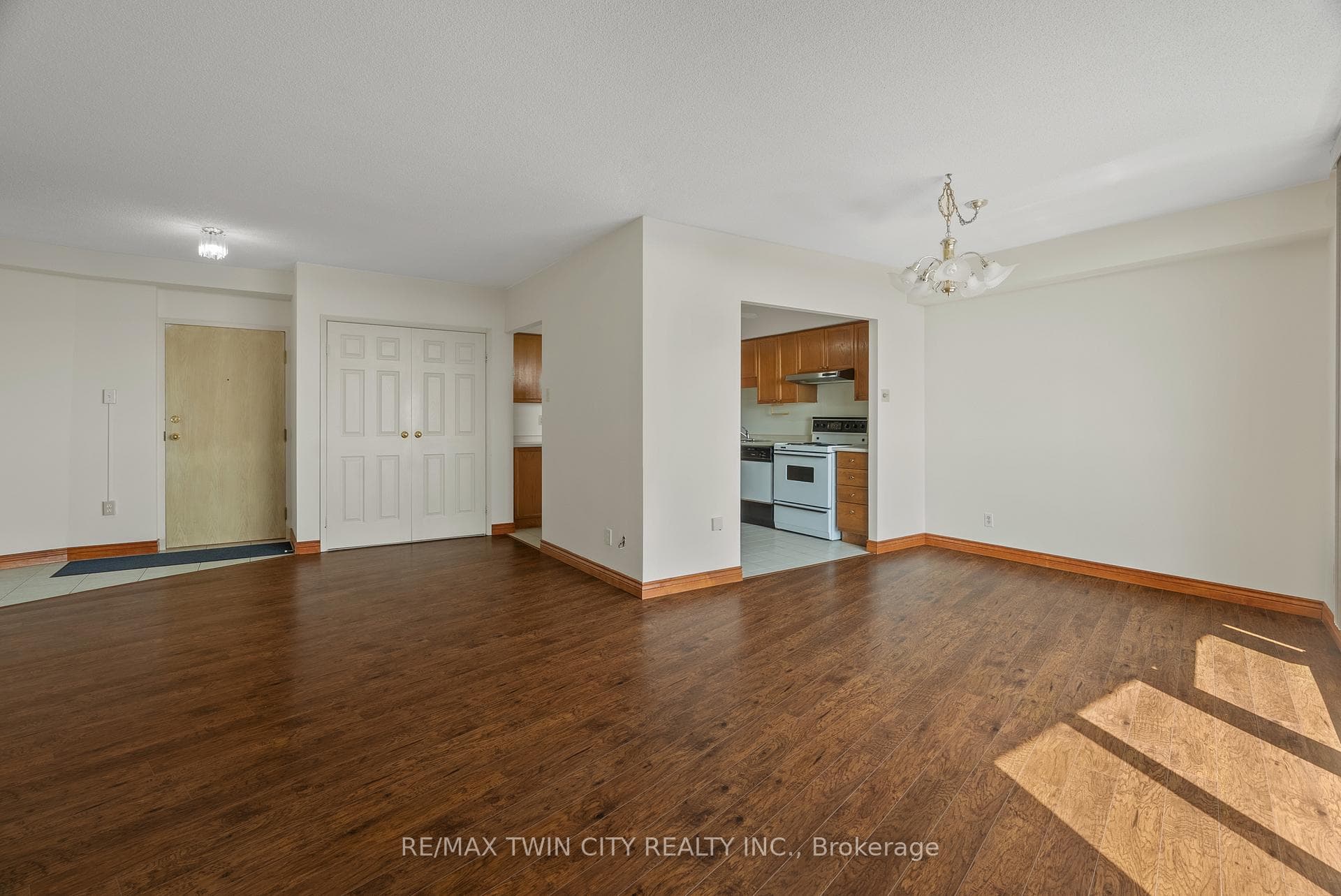 9 Bonheur Court Unit 905 photo 12