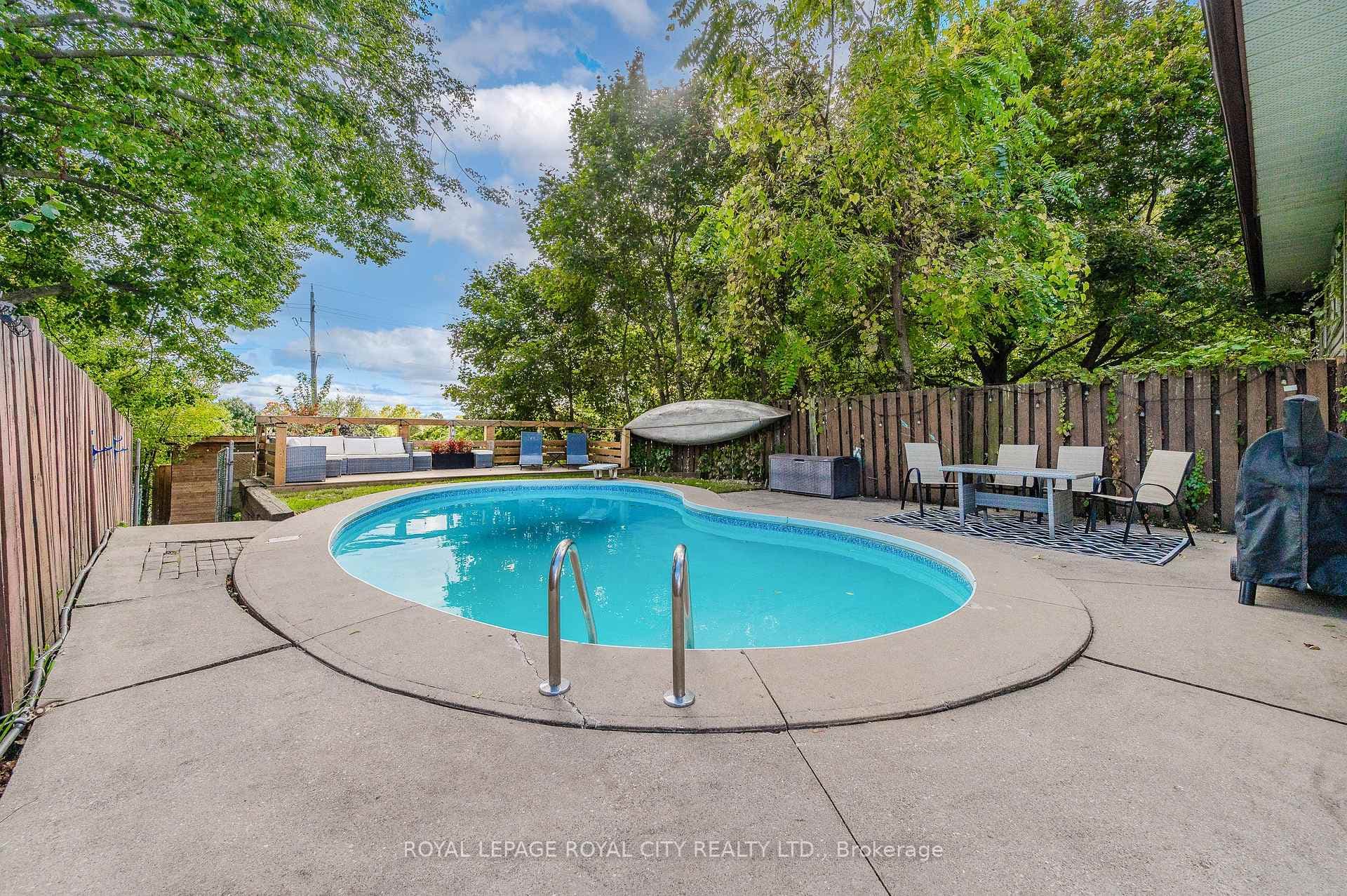 16 Nickolas Crescent photo 38