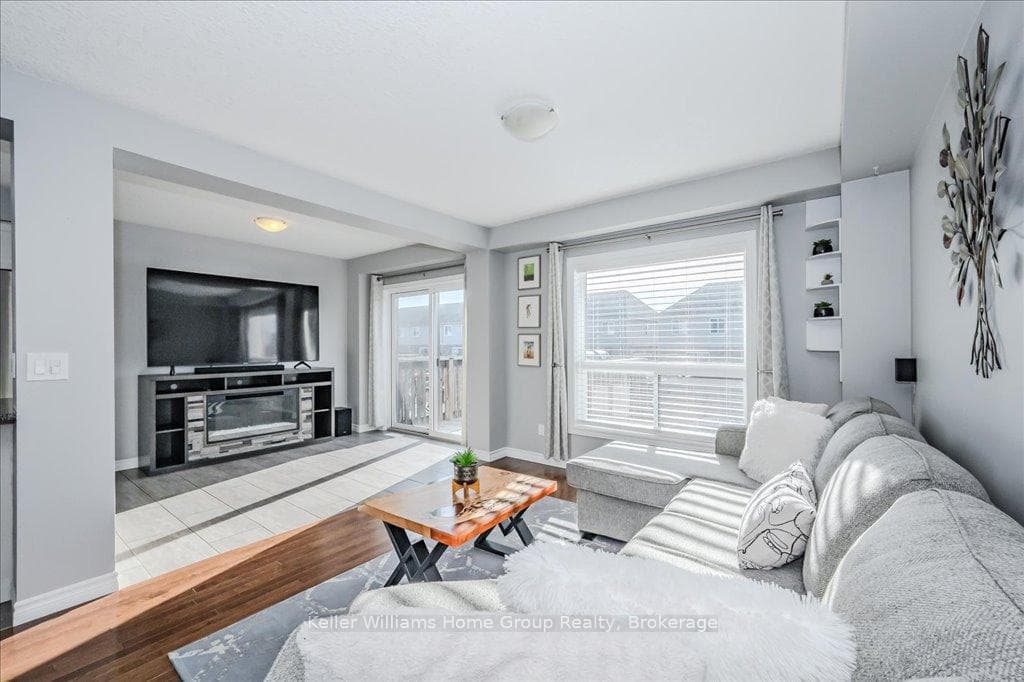202 Couling Crescent photo 8