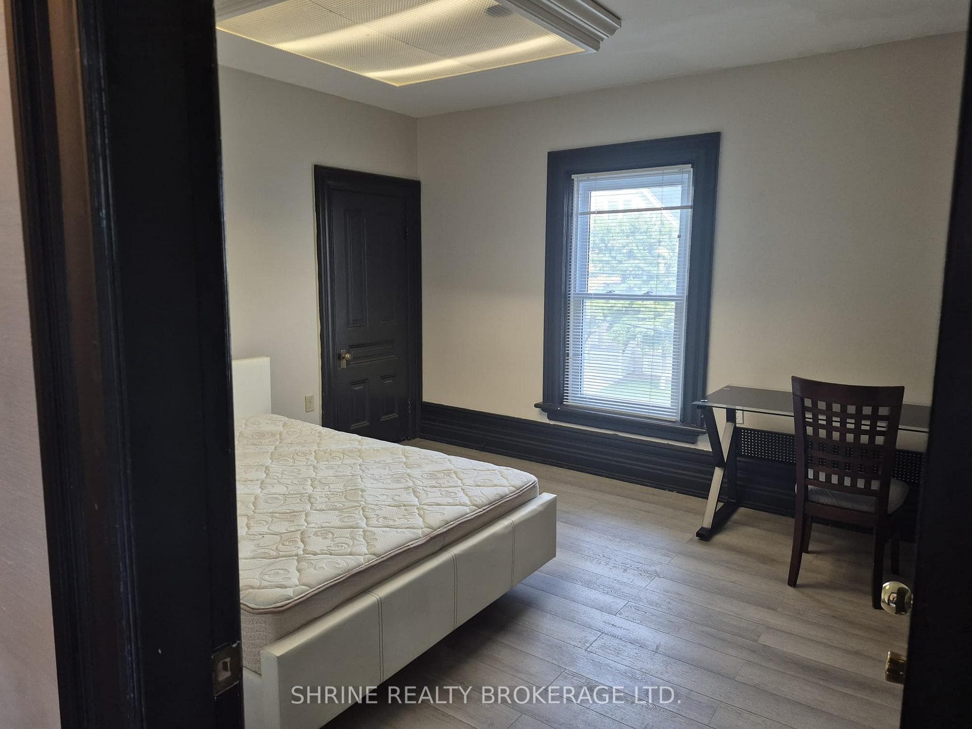 607 QUEENS Avenue Unit Bedroom 3 photo 4