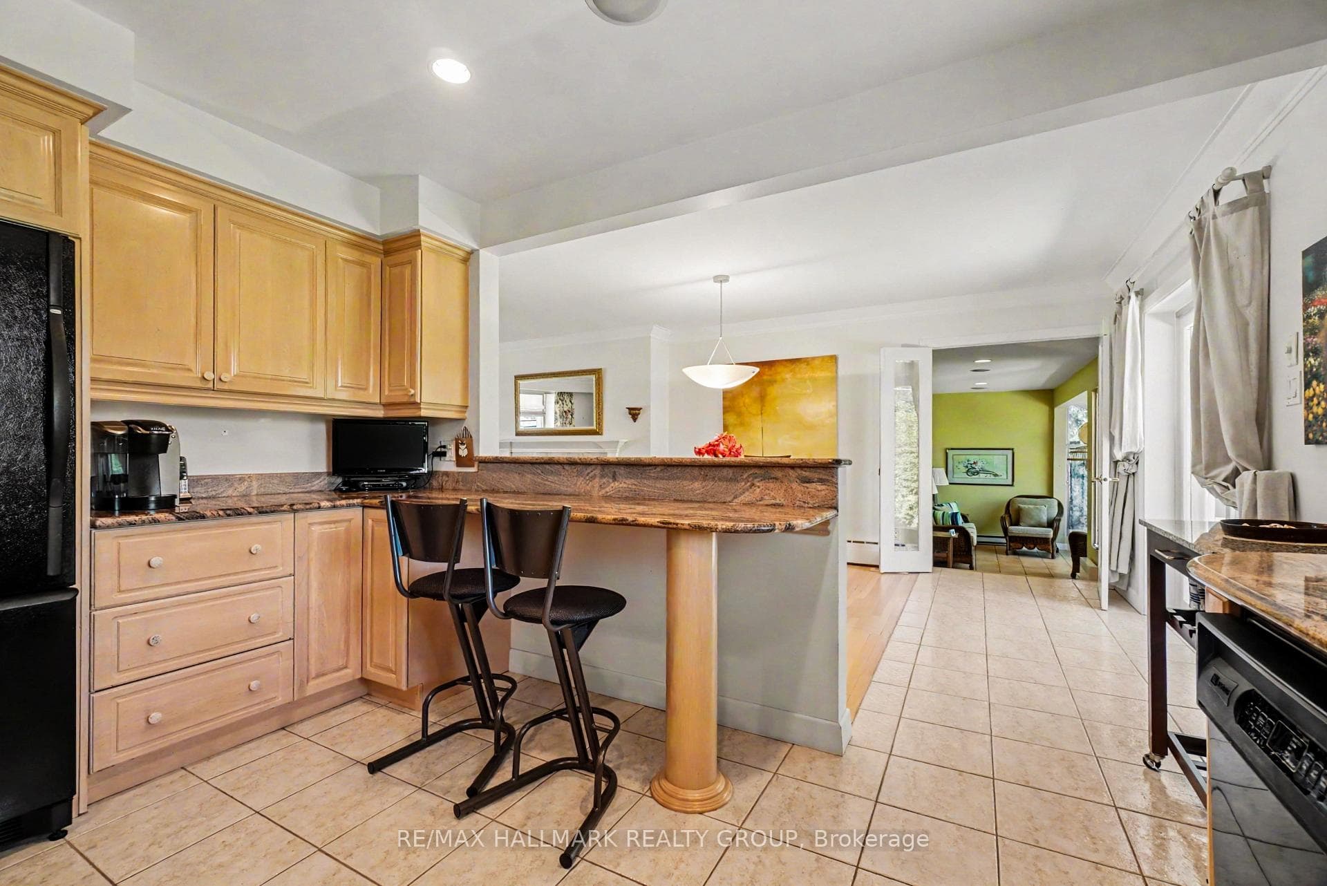 Kitchen breakfast bar