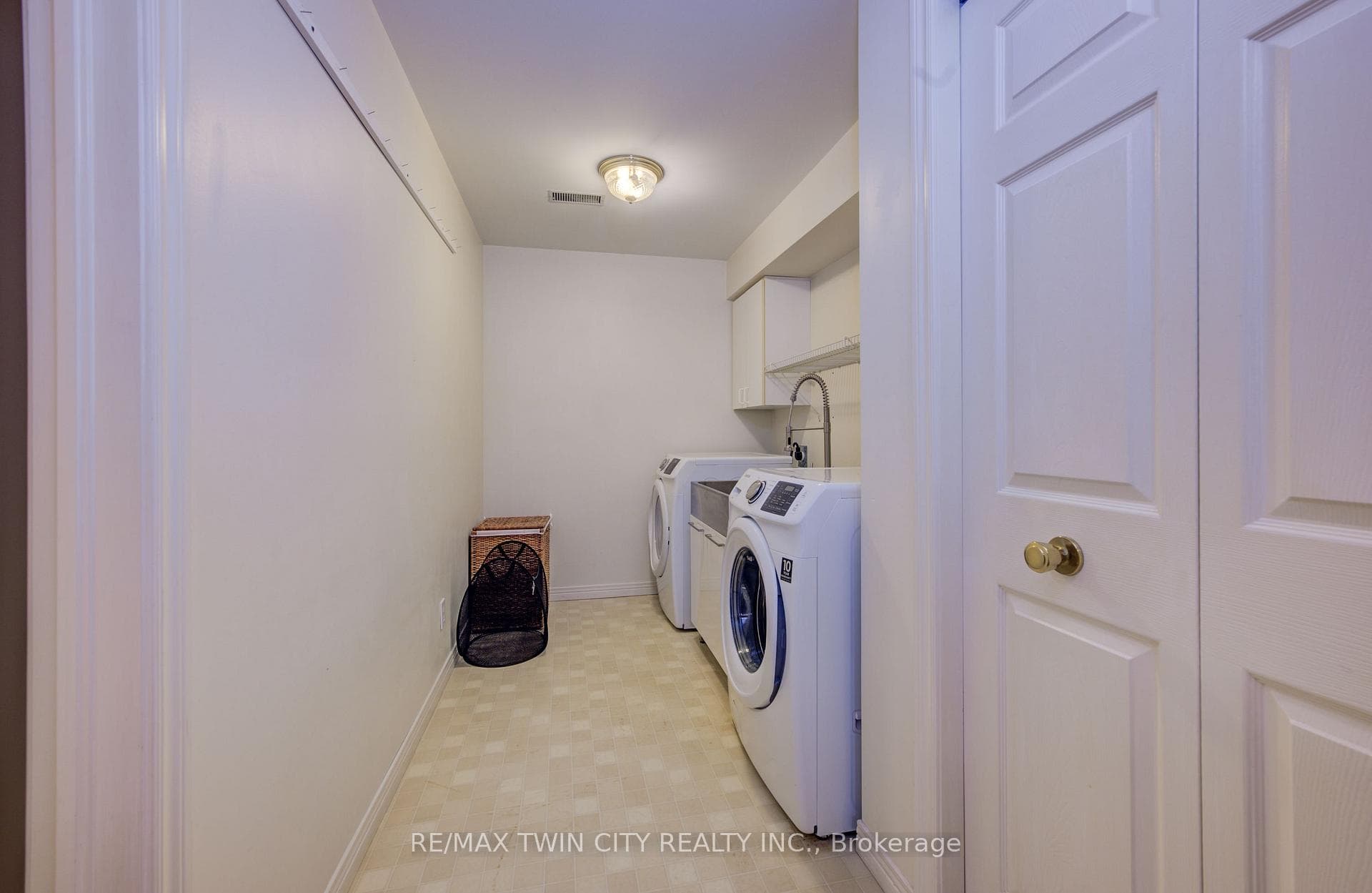 541 Paradise Crescent photo 32