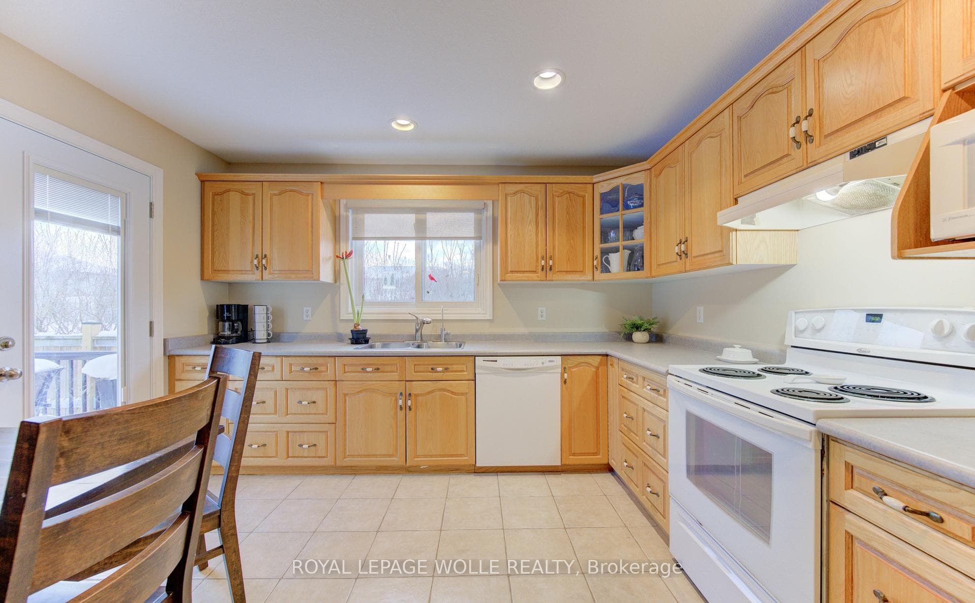 505 Sandbanks Crescent photo 15