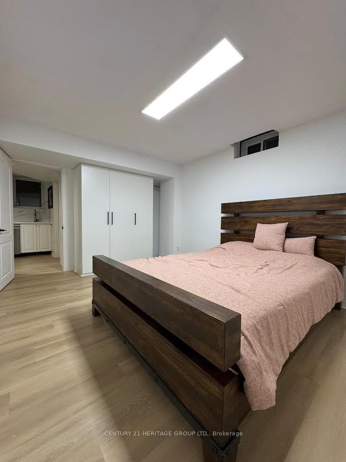 51 Rocksprings Avenue Unit Lower photo 3