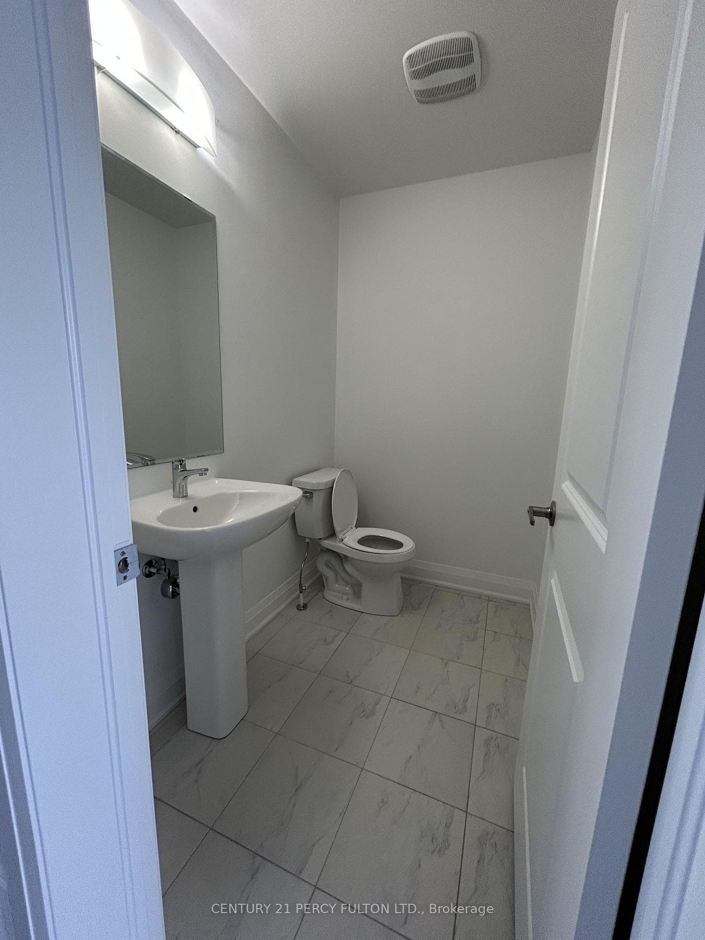19 Elkington Crescent photo 32