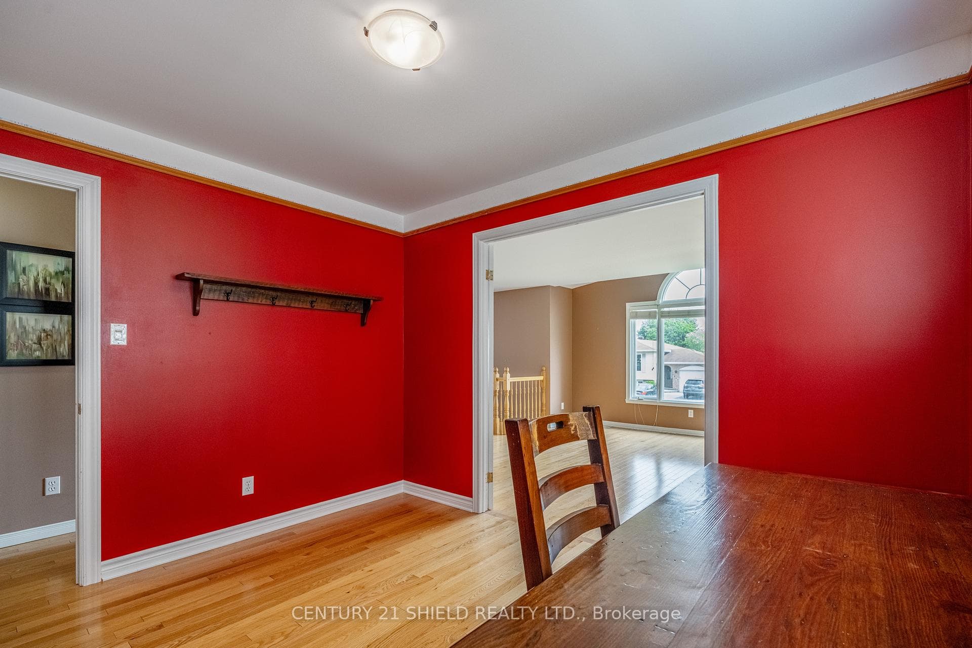 1861 Belvedere Crescent photo 26