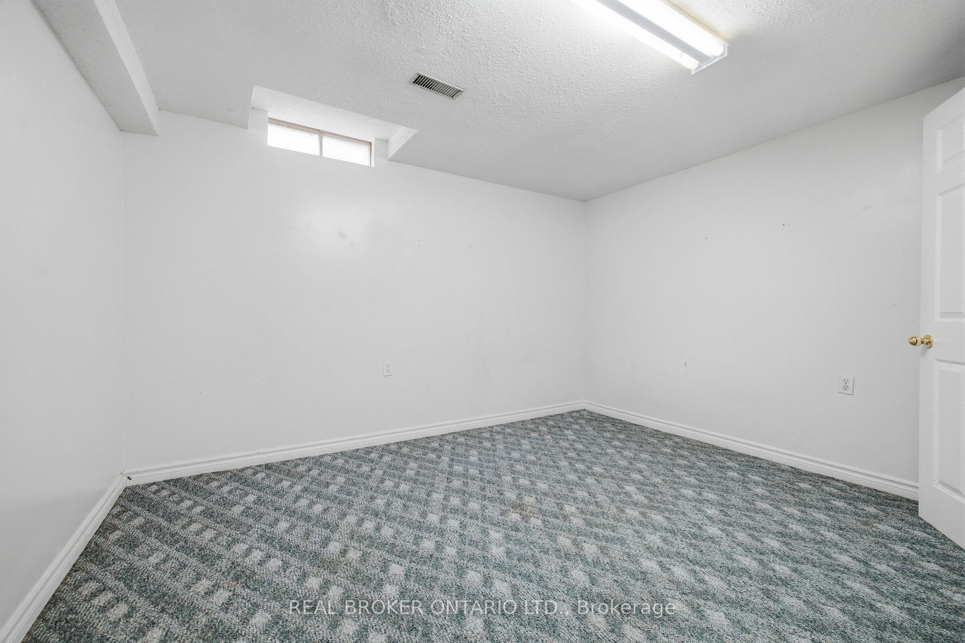 1356 Mapleridge Crescent photo 34
