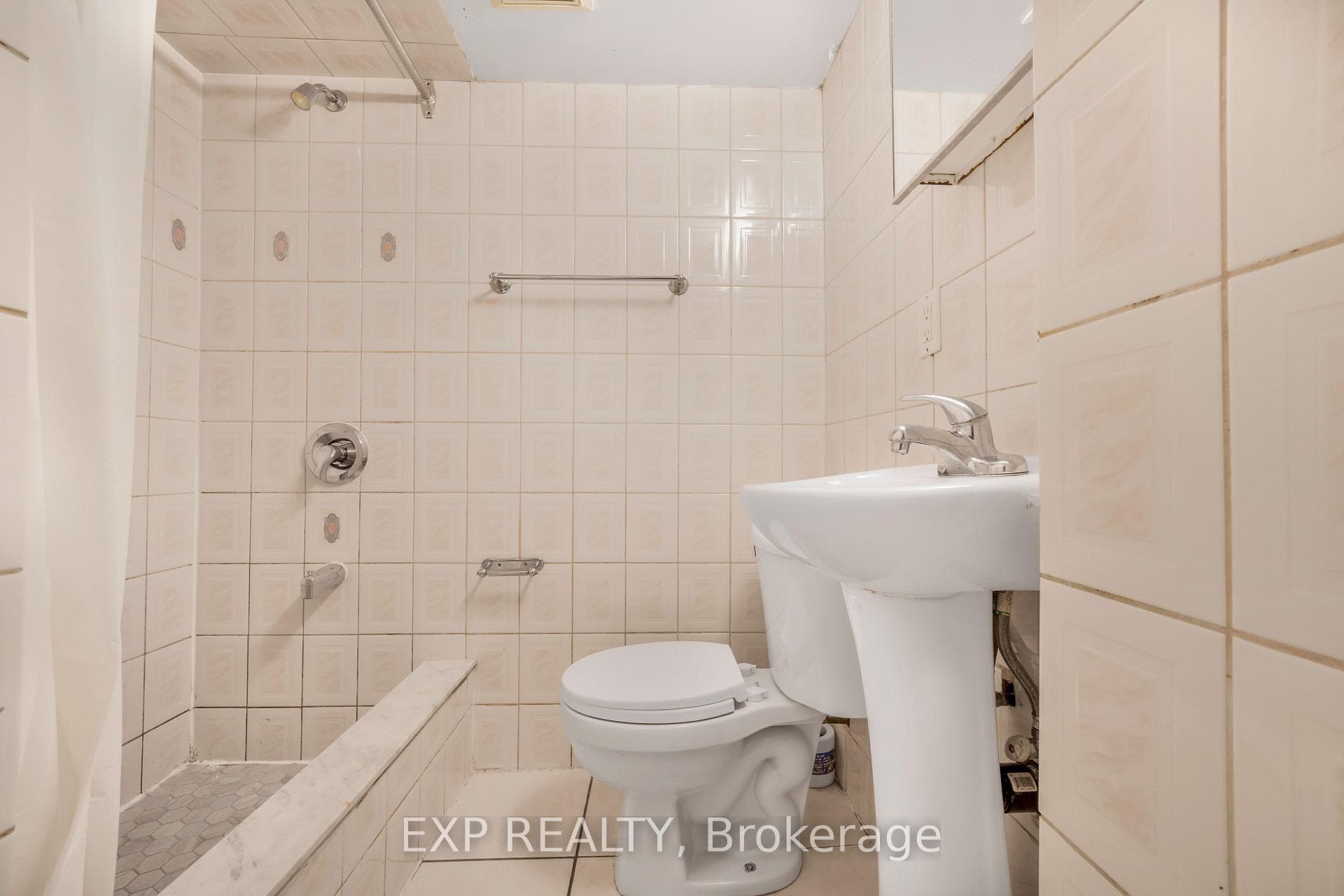 128 Olympia Crescent photo 24