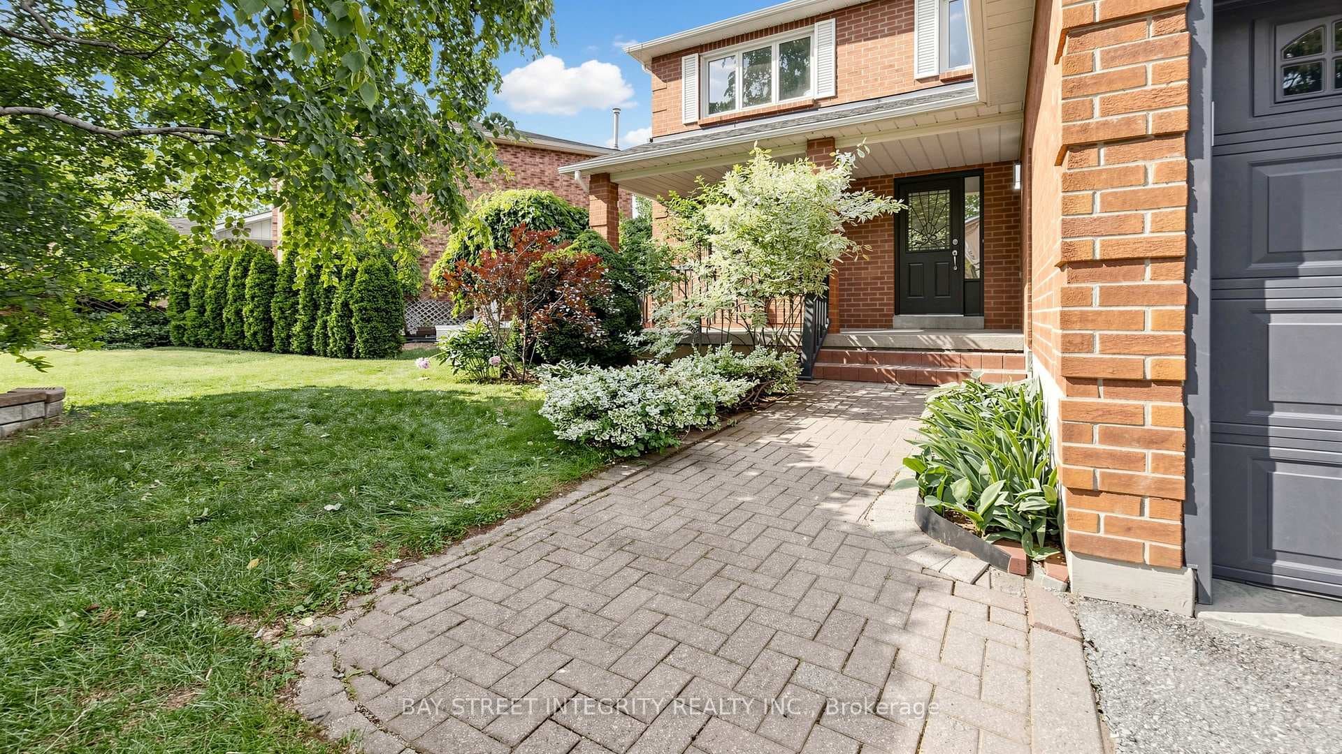 158 Largo Crescent photo 3