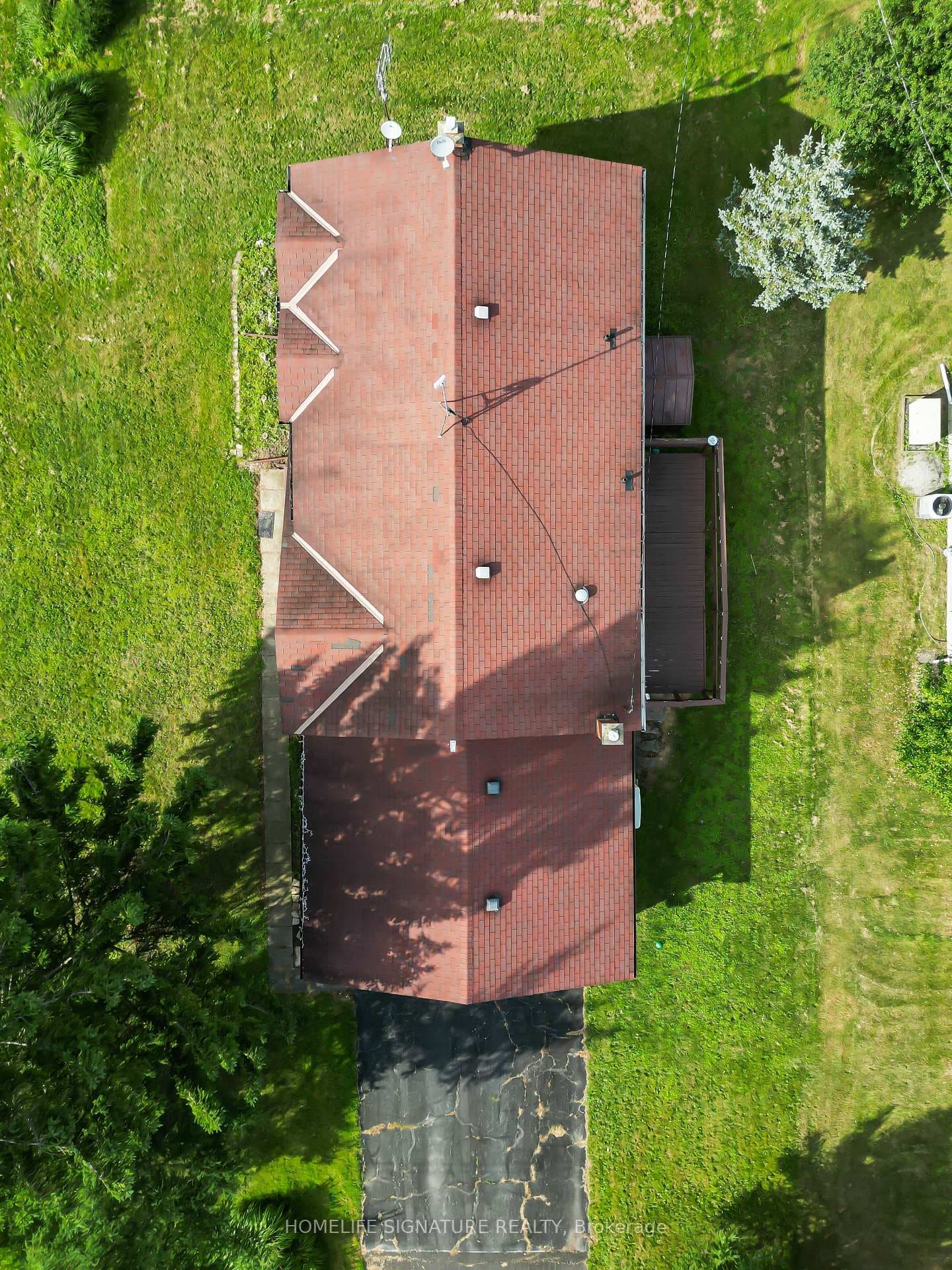 2200 Houck Crescent photo 3