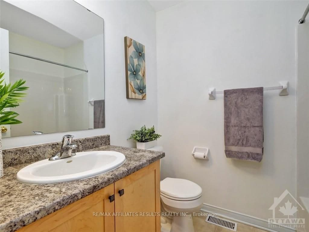 424 ASHBOURNE Crescent photo 25
