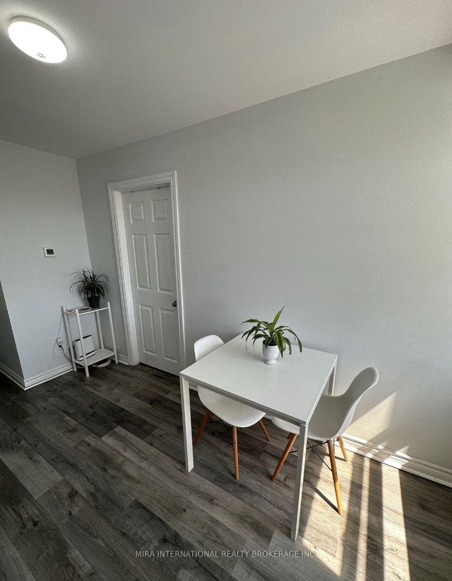 210 Carlton Street Unit 301 photo 10