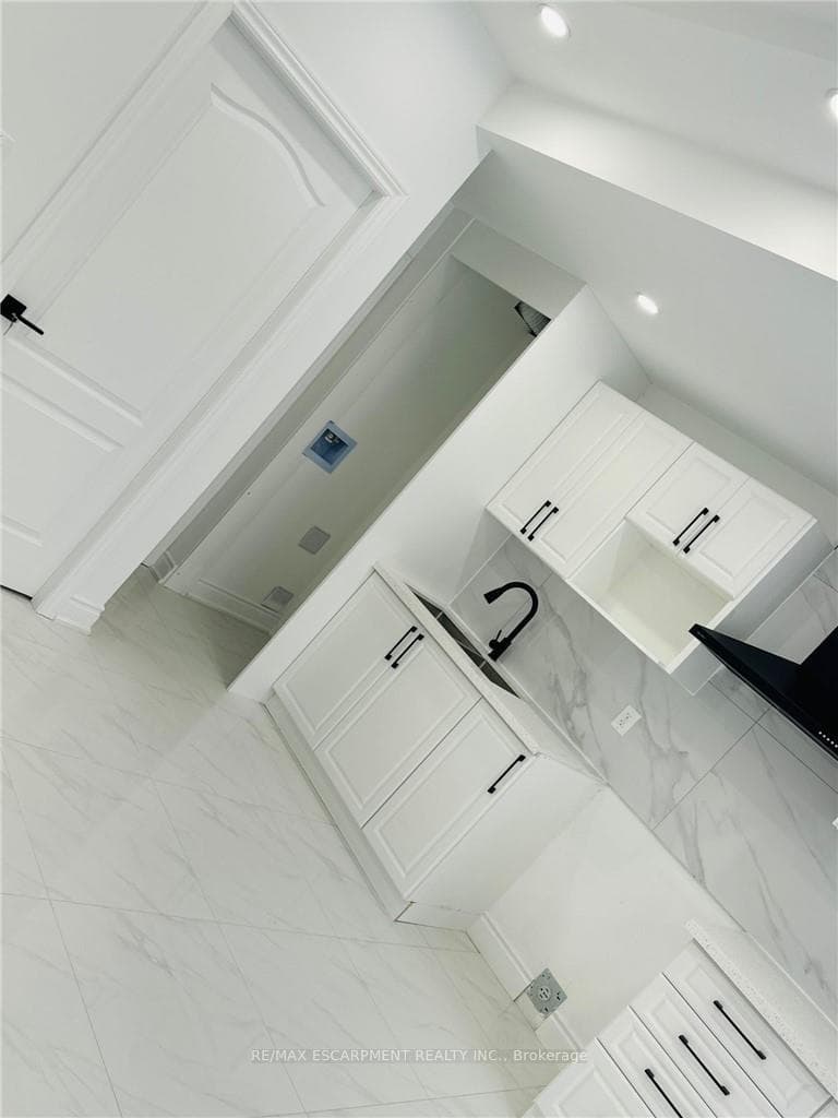 26 Scarletwood Street Unit LOWER photo 3