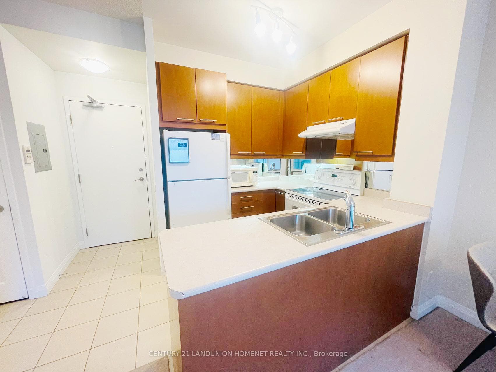 1121 Bay Street Unit 908 photo 6