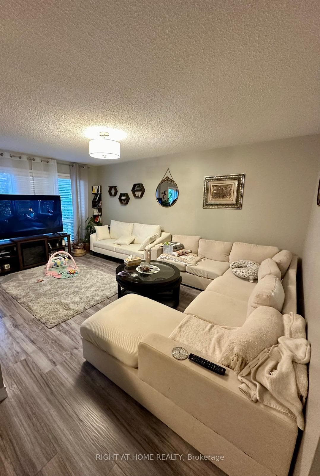 1156 Riddell Crescent photo 4