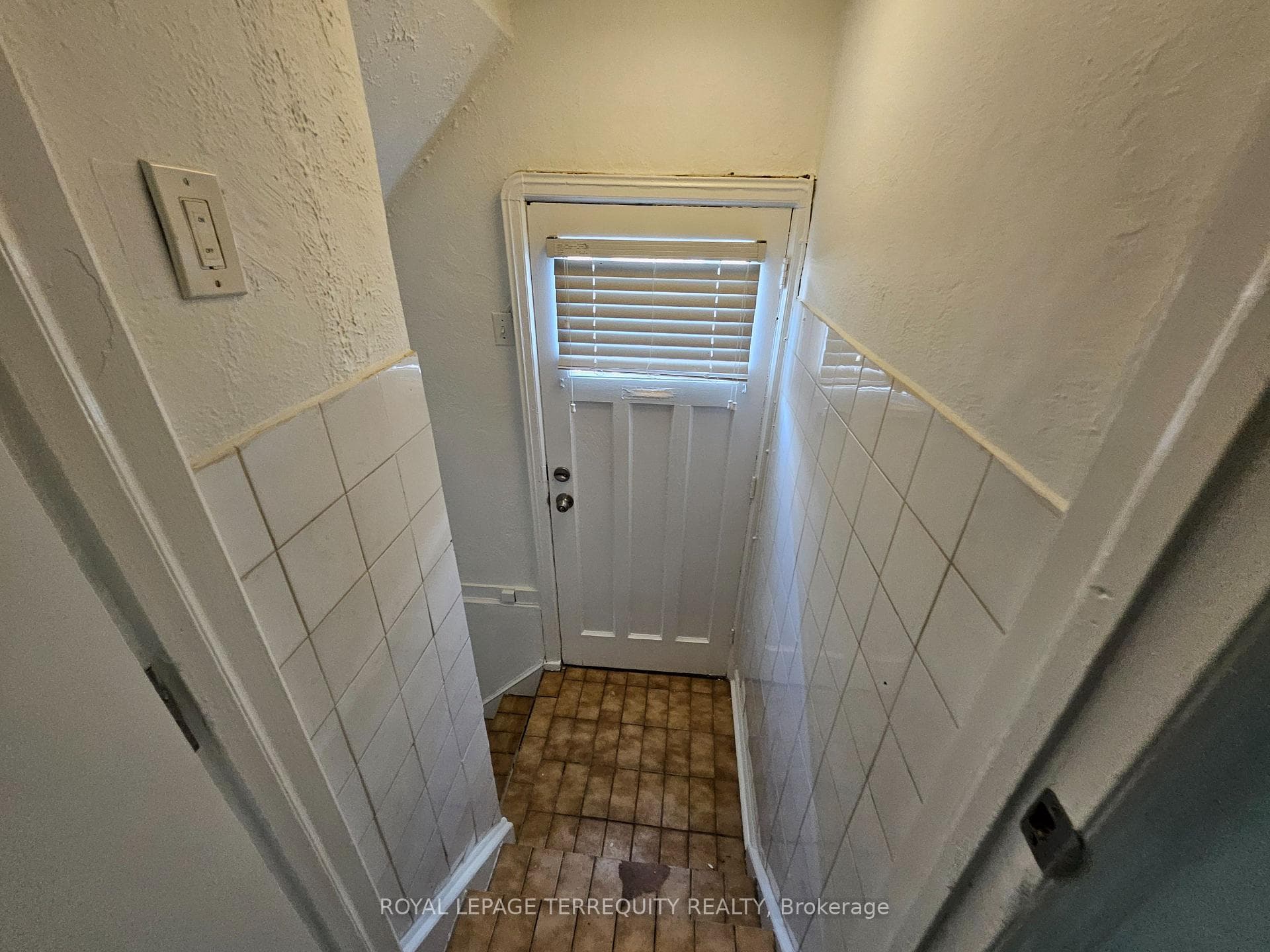 557 Lawrence Avenue photo 31