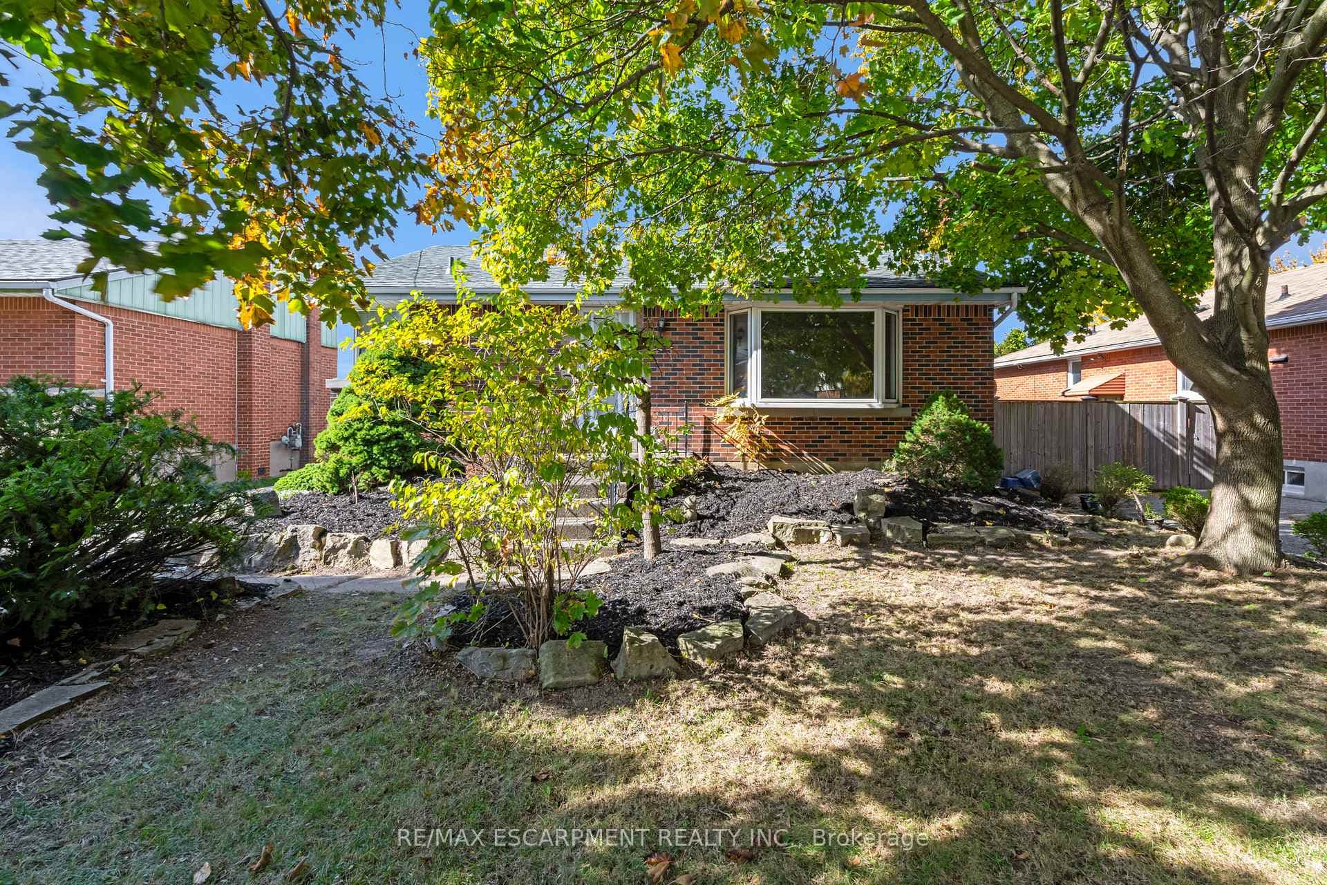 209 Fernwood Crescent photo 2