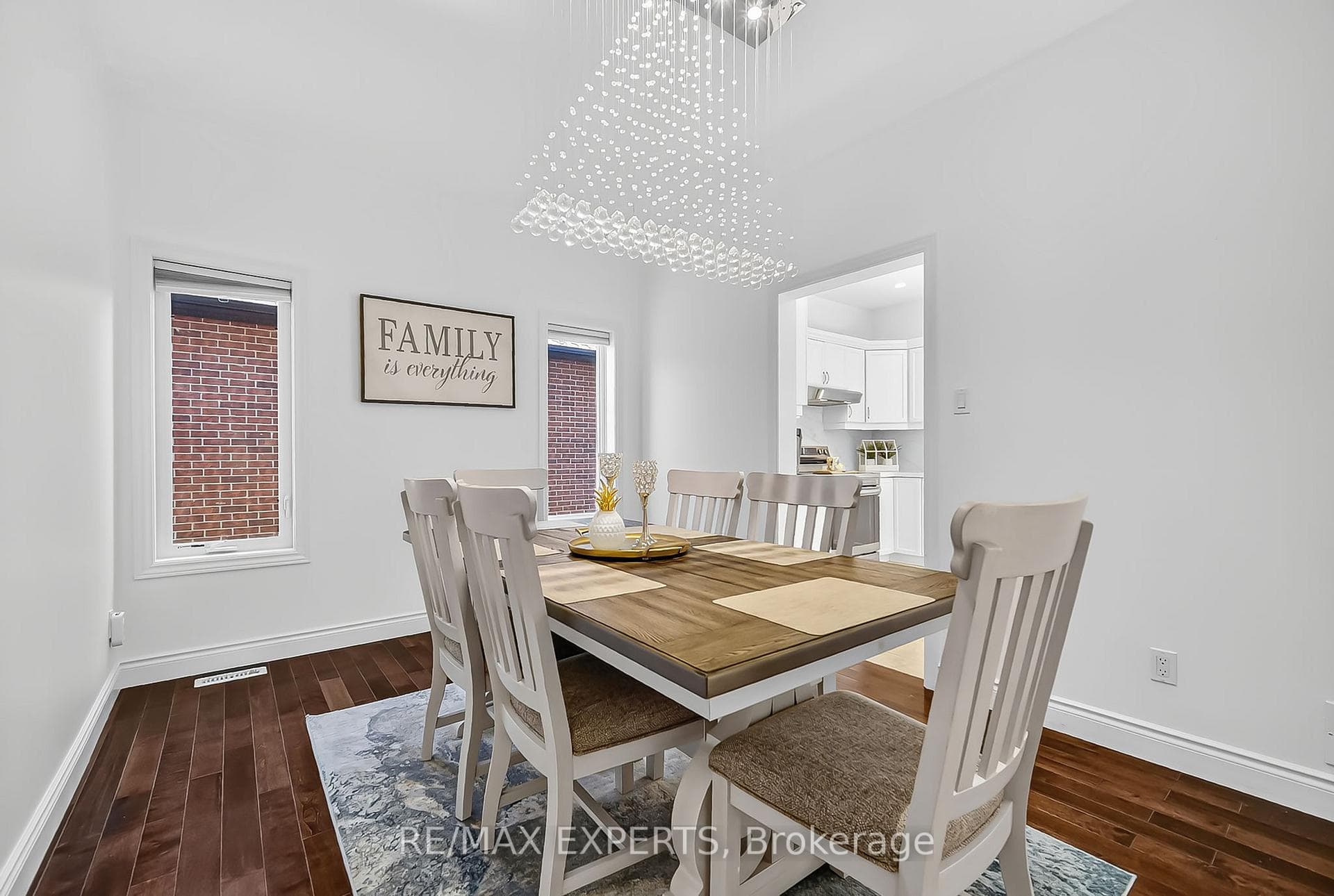 936 Talisman Crescent photo 5
