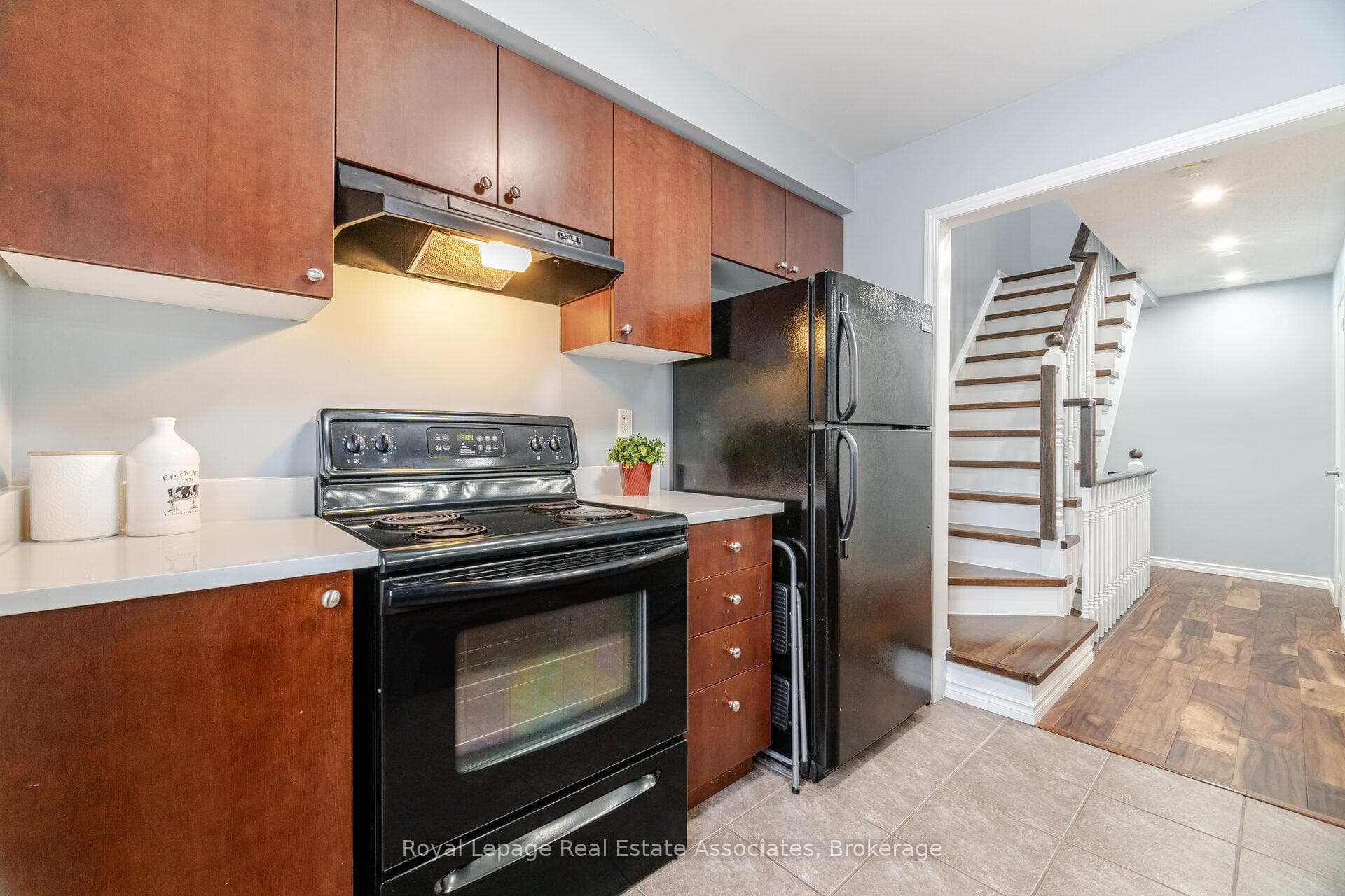 932 Burgess Gardens photo 18