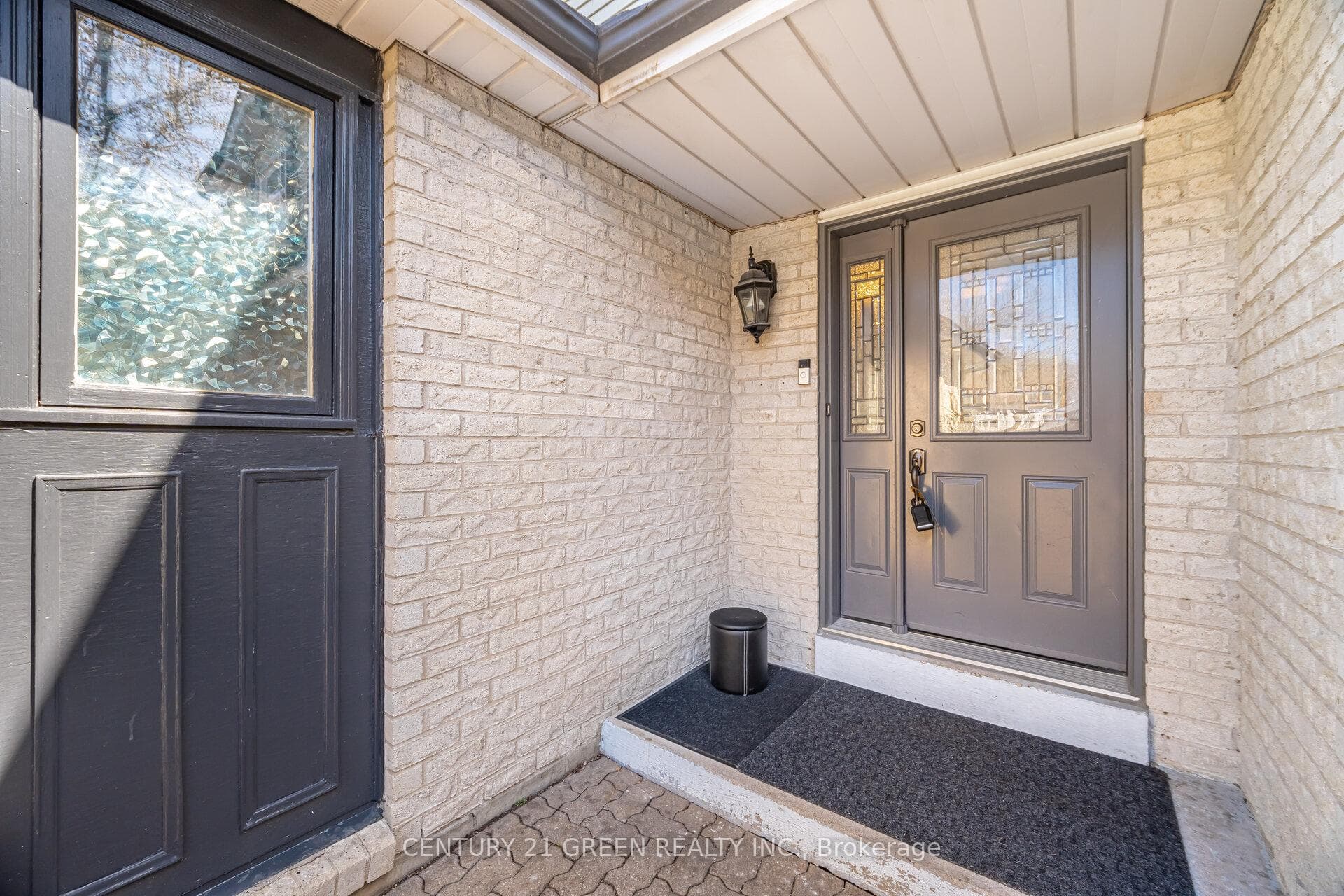 864 Laurier Avenue photo 3