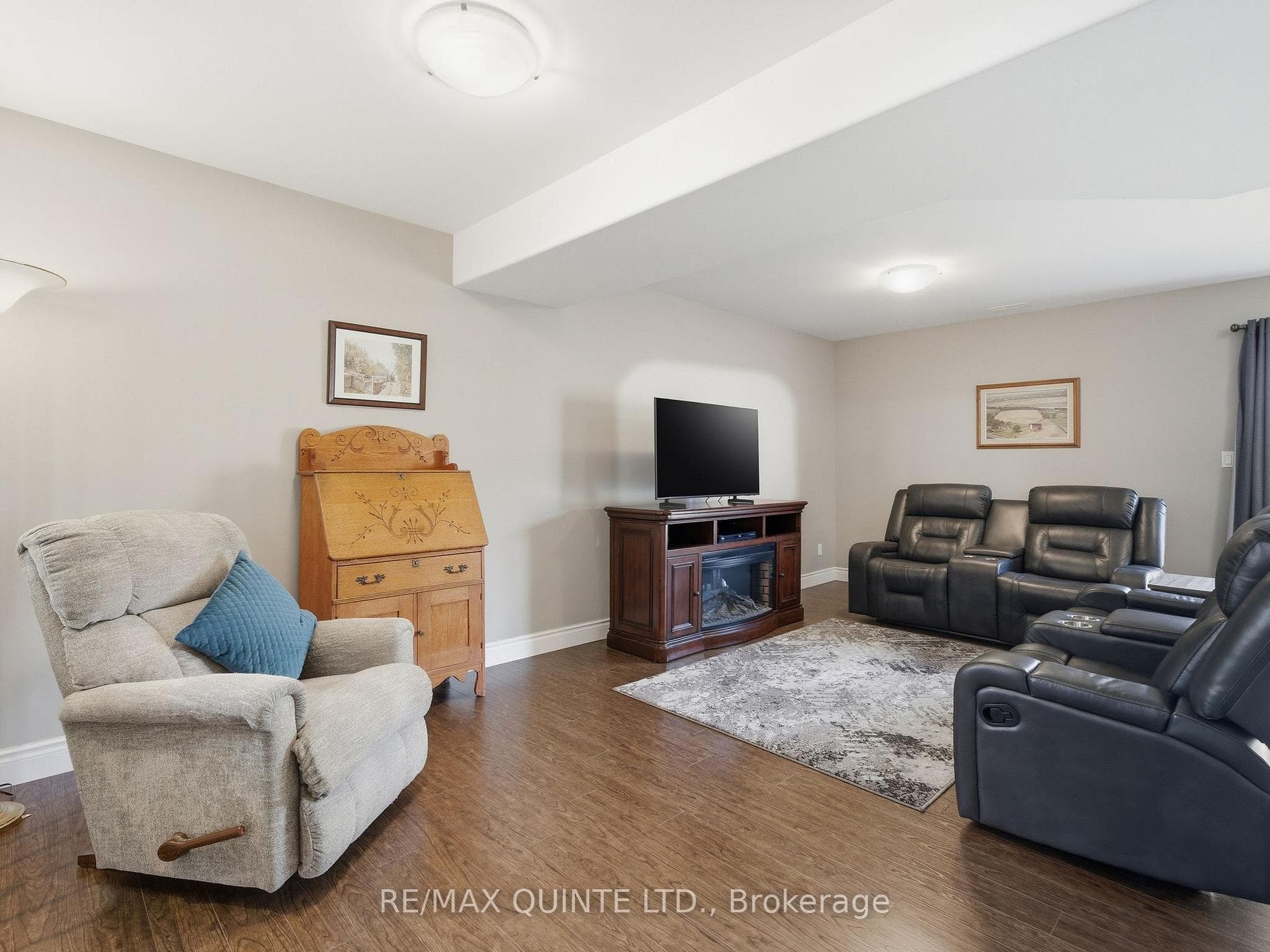 Recreation area, great for home theatre.