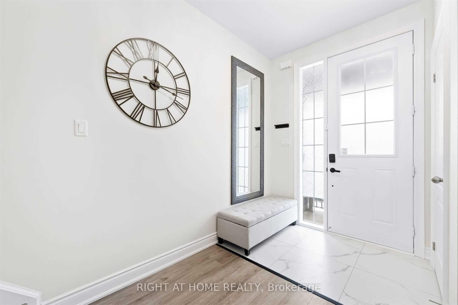 1172 Peelar Crescent photo 2