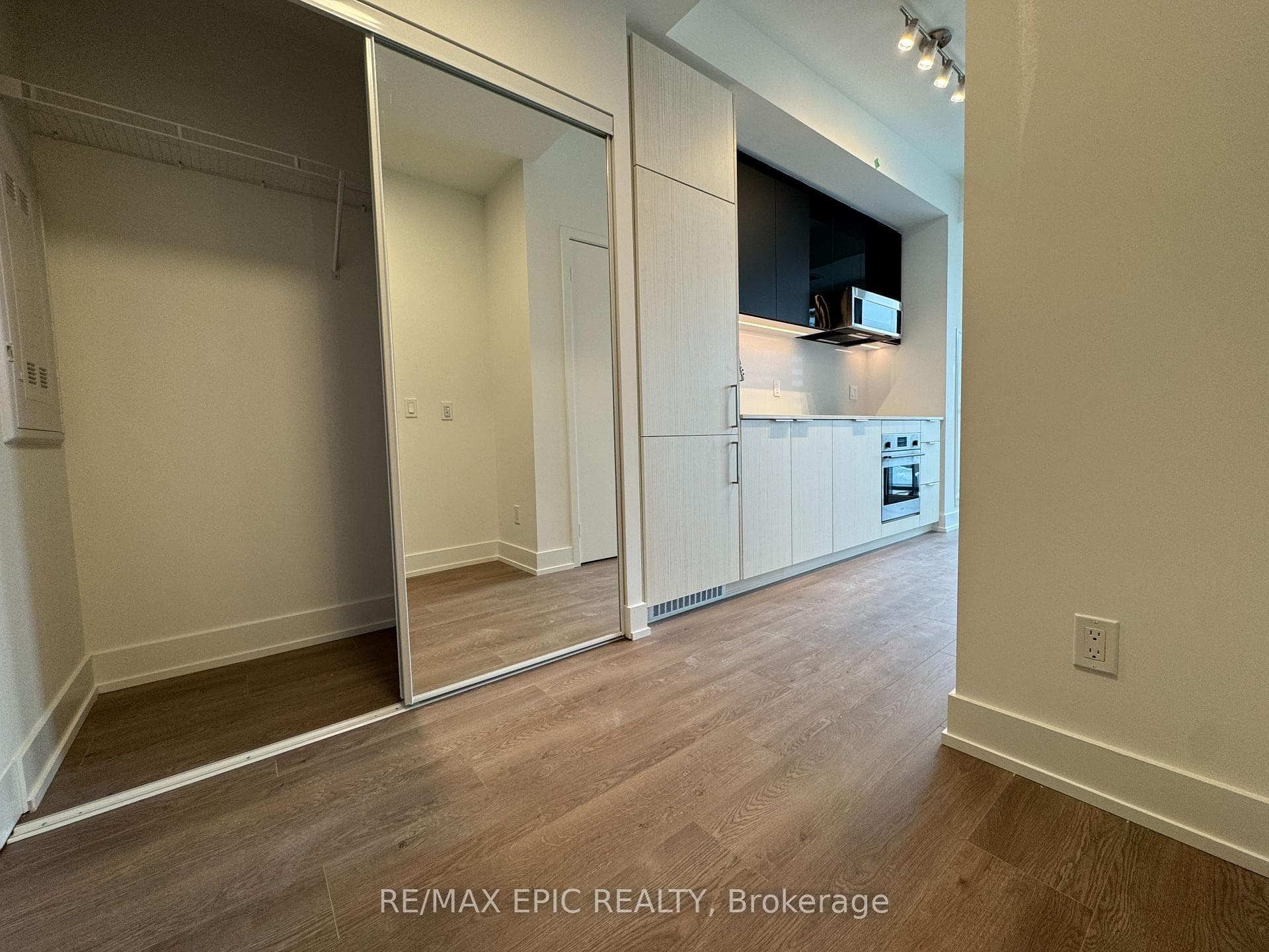 308 Jarvis Street Unit 1804 photo 4