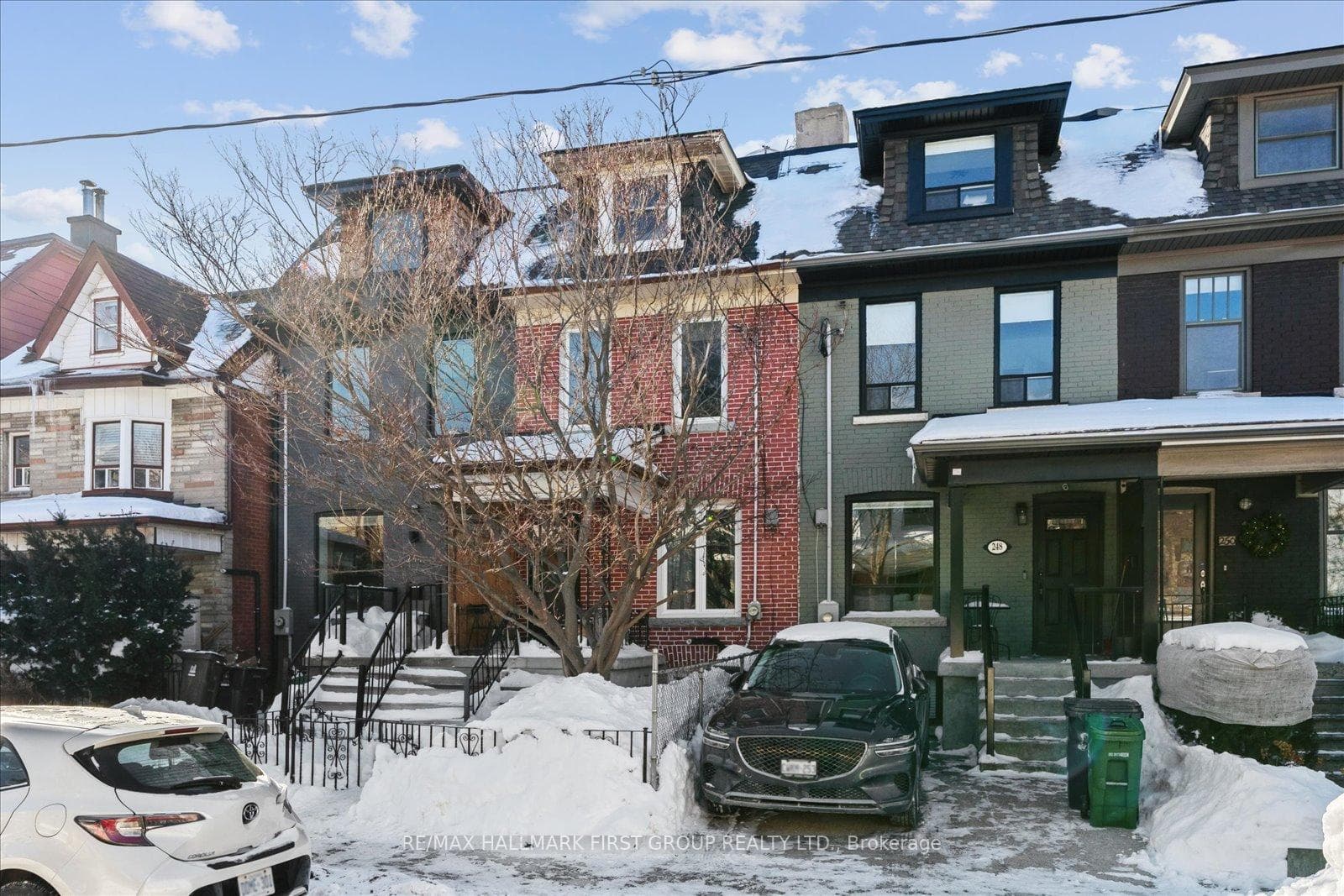 246 Montrose Avenue photo 4