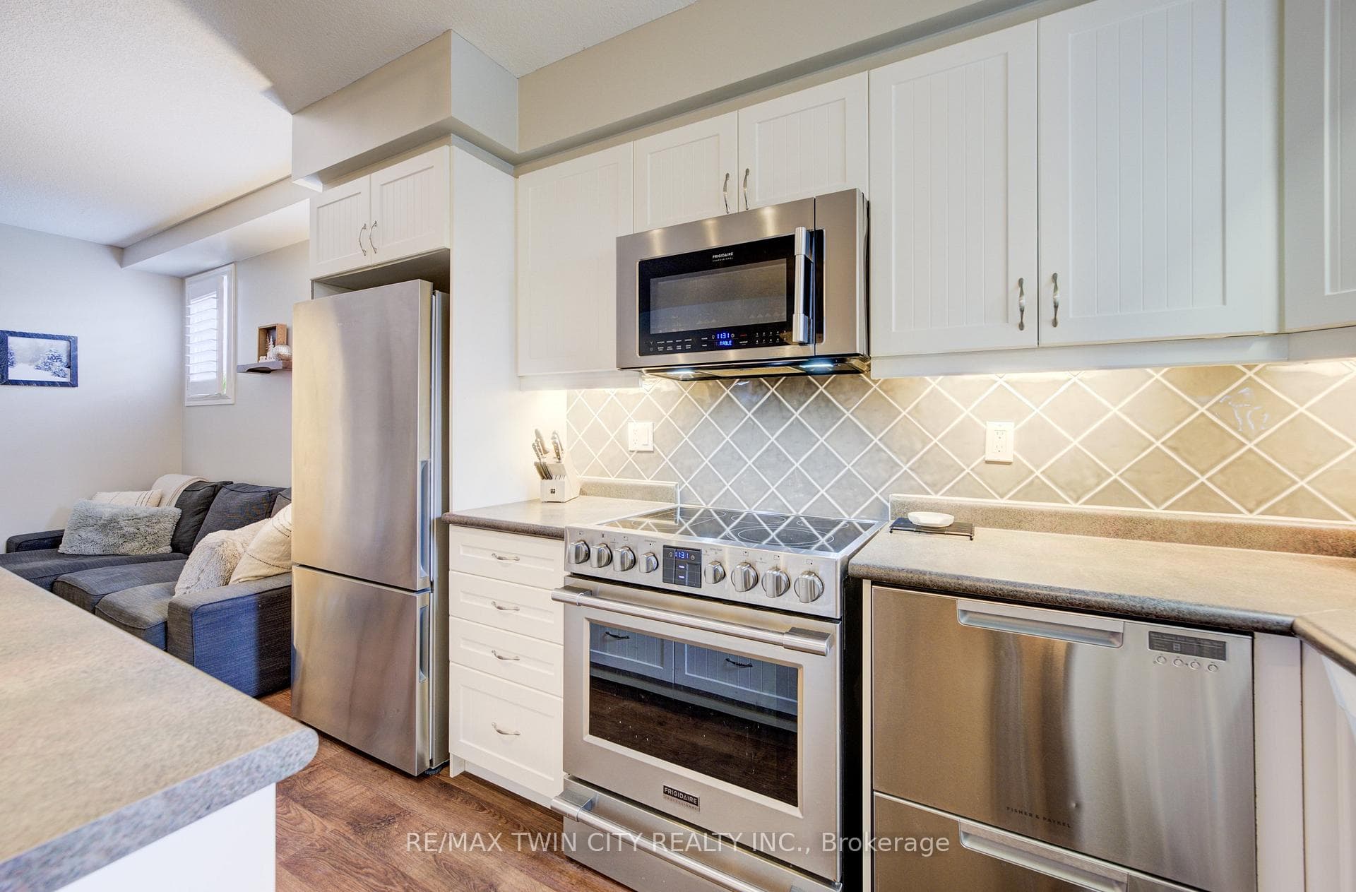 240 WESTMEADOW Drive photo 4