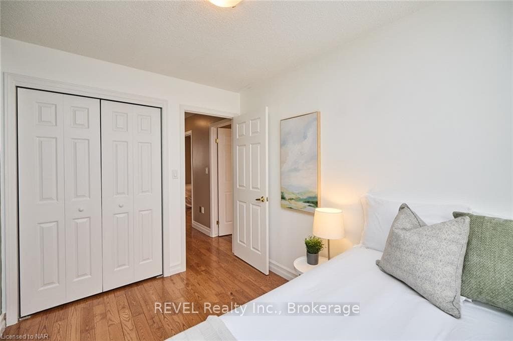 110 STRADA Boulevard photo 26