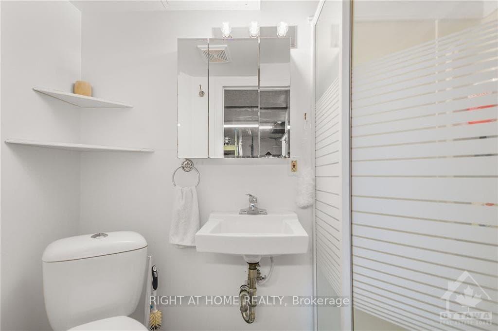 571 EASTVALE Drive photo 25