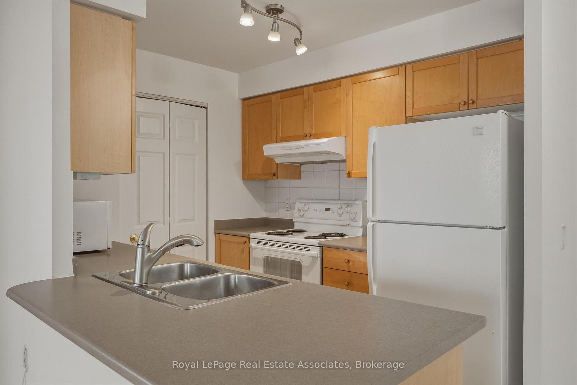 55 Strathaven Drive Unit 1202 photo 3
